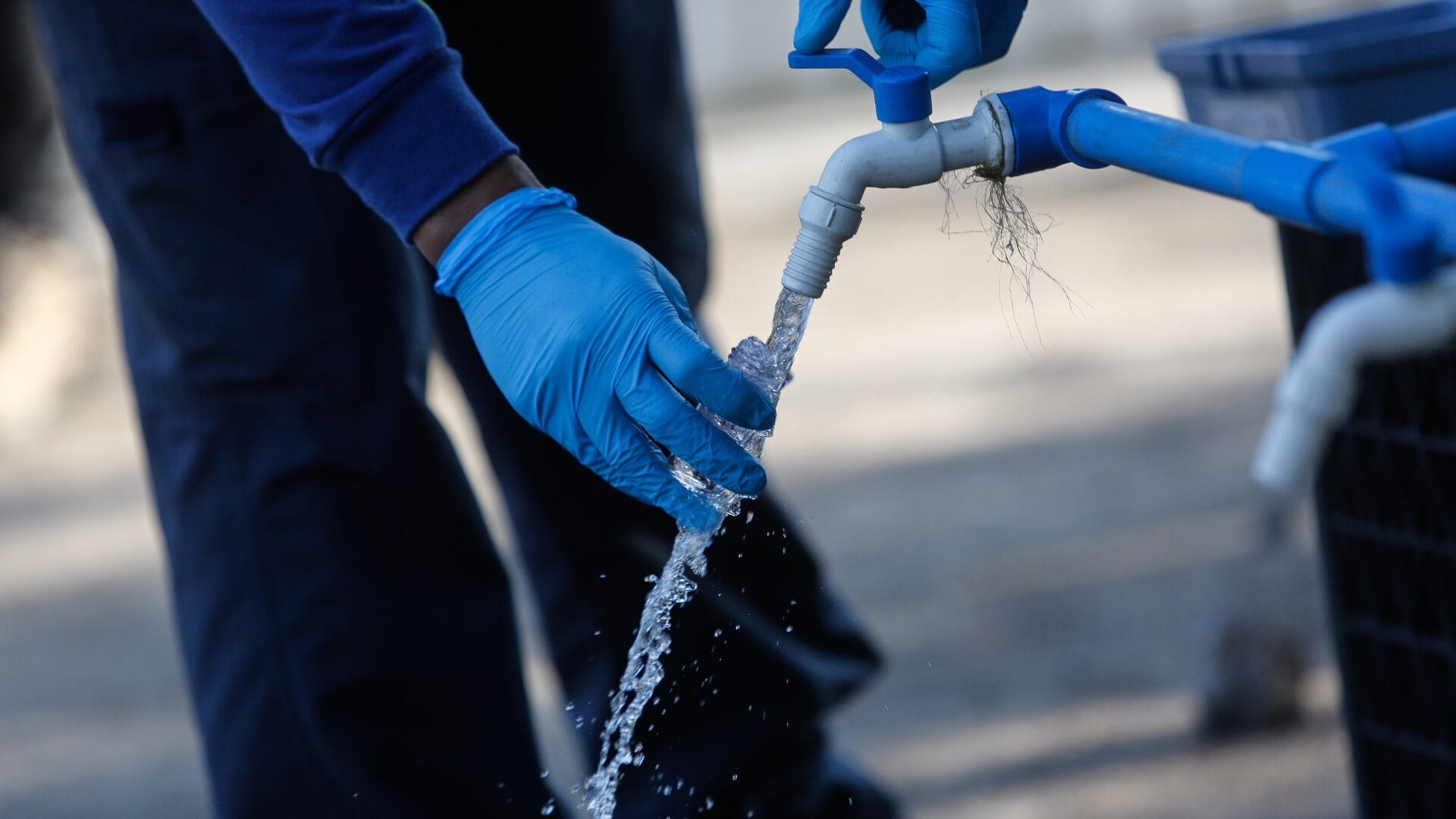 Tras corte de agua potable en Curanilahue: Conoce dónde estarán los estanques móviles de Essbio