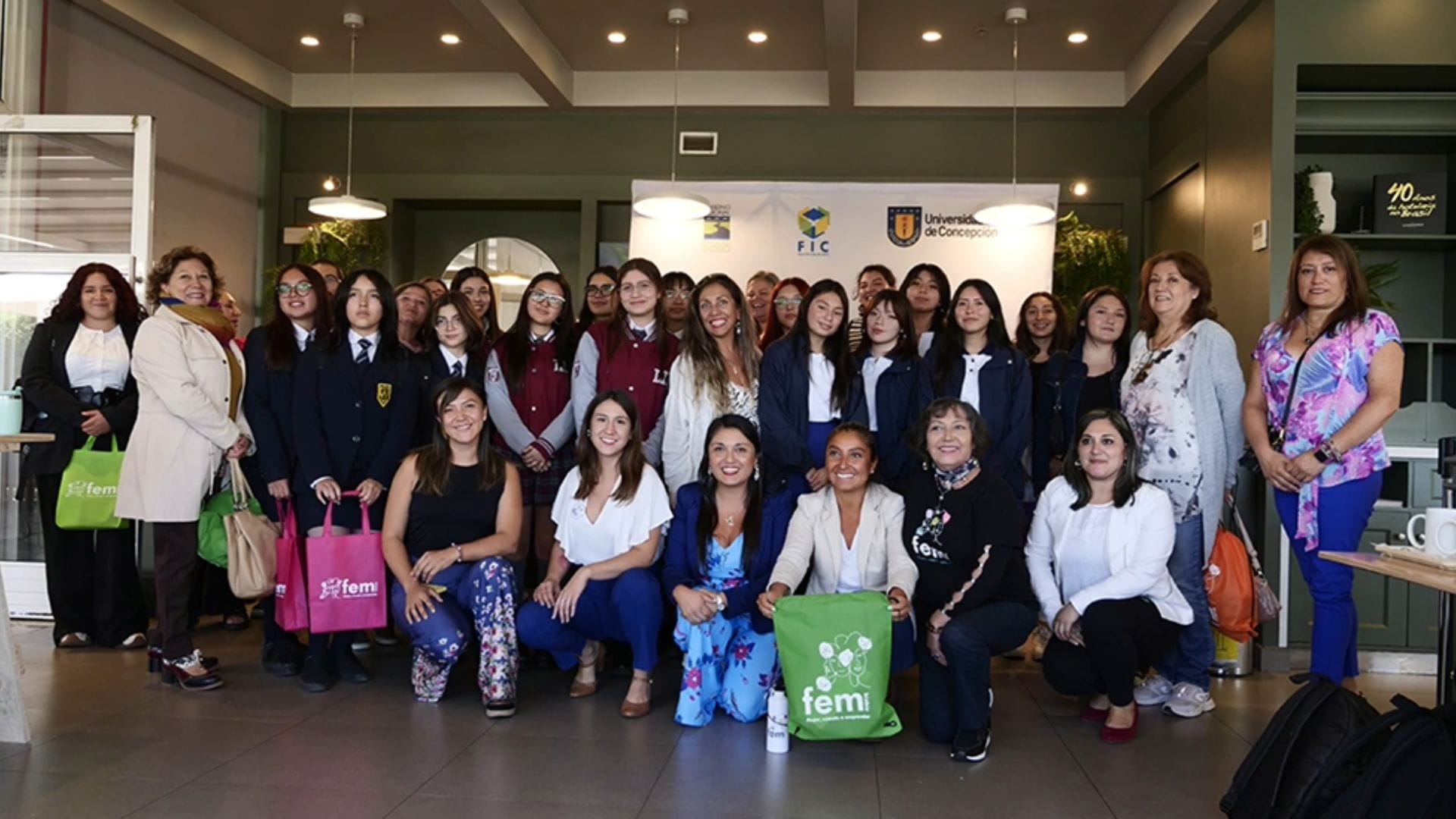 Jóvenes y emprendedoras del Biobío se capacitaron en taller sobre propiedad intelectual de FEM Biobío