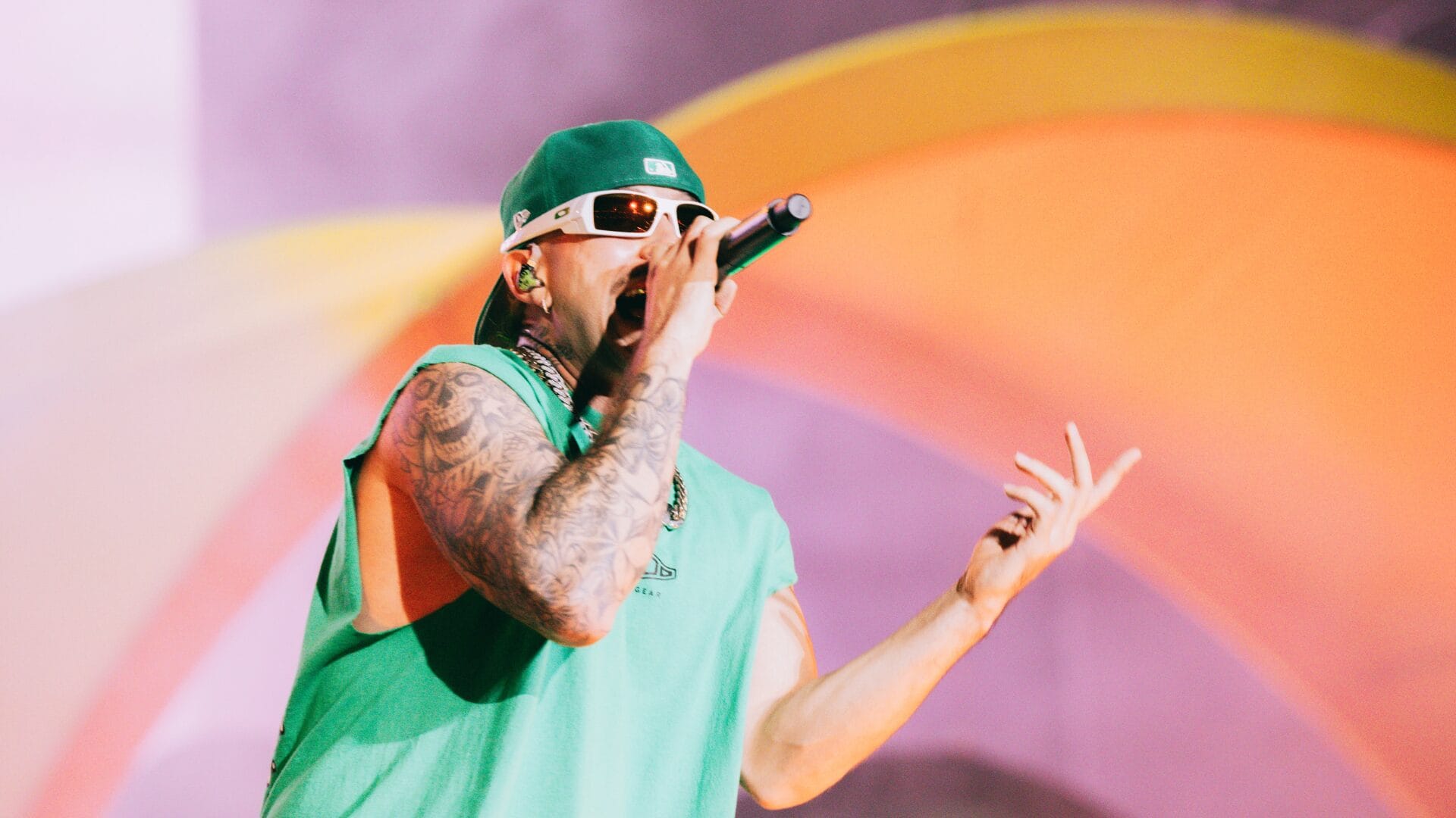 Invitó a artistas urbanos chilenos: El gran show con que Feid cerró la primera jornada de Lollapalooza