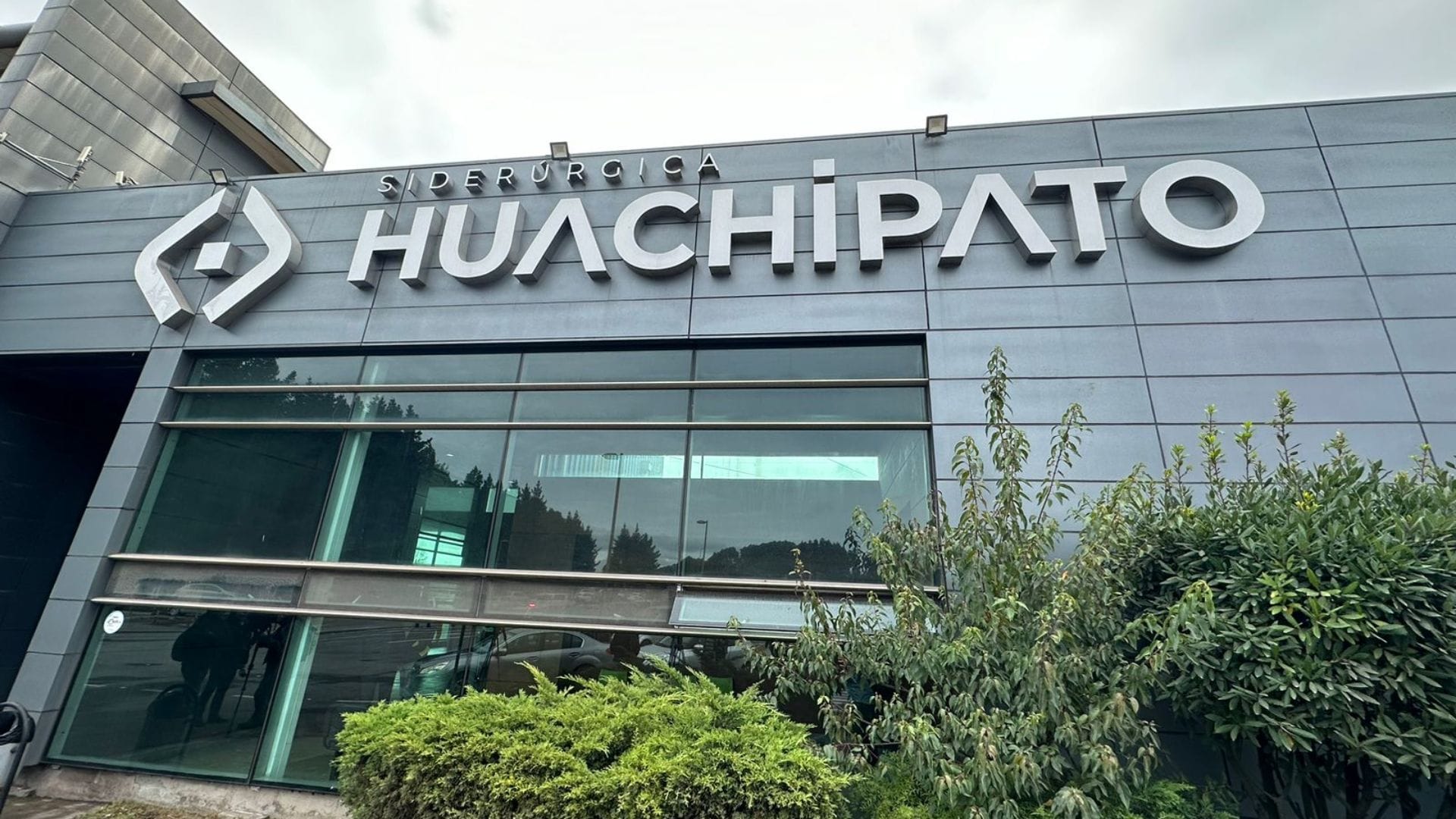 Afirmó que “estudiarán alternativas”: Gobierno lamentó decisión de Siderúrgica Huachipato de suspender operaciones en Talcahuano