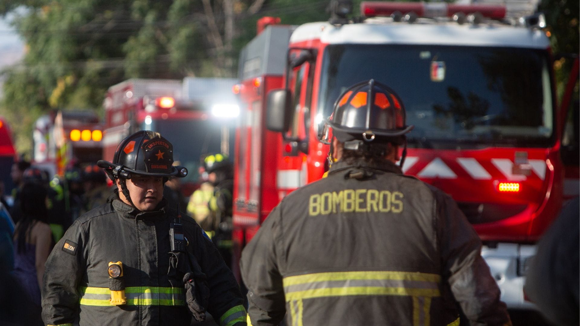 Encuentran el cuerpo de un hombre calcinado al interior de una vivienda tras voraz incendio en un sitio eriazo de Los Ángeles