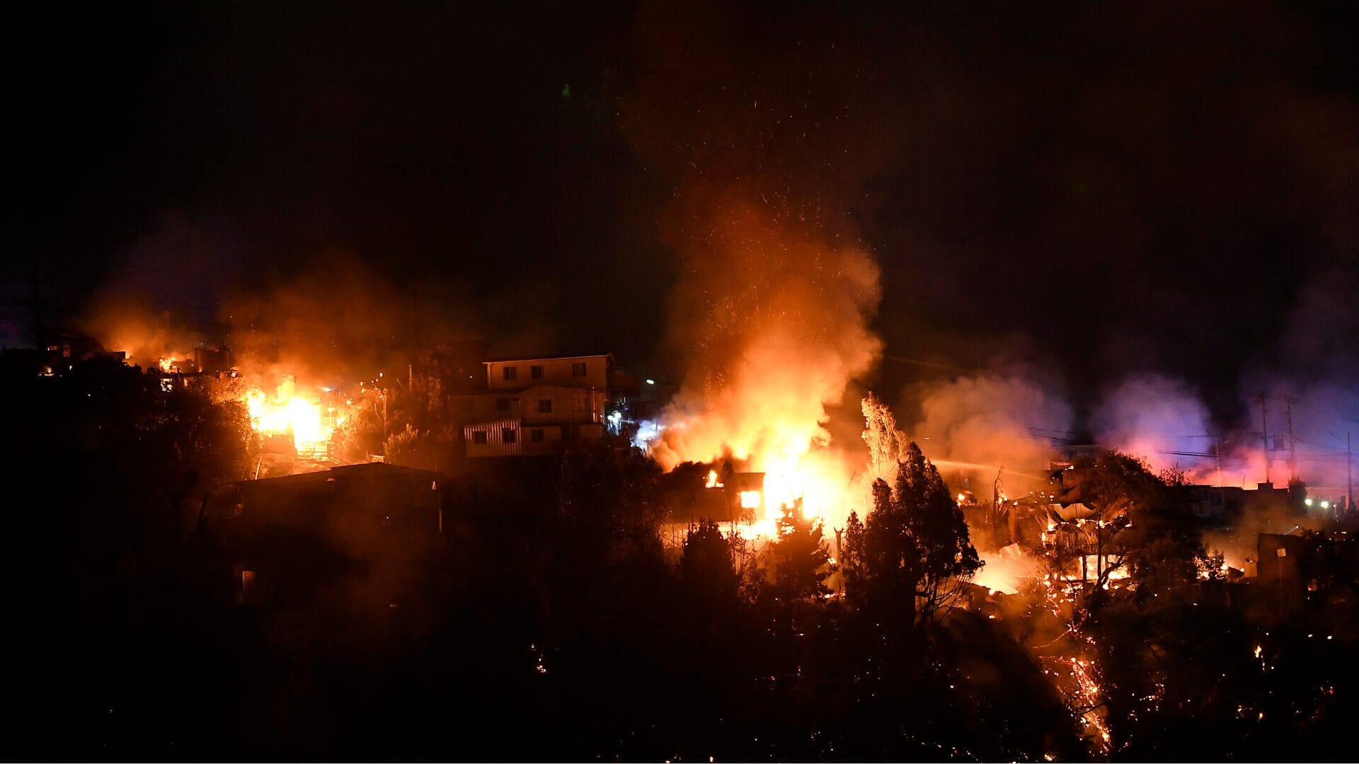 Declaran Alerta Roja por incendio en Valparaíso: Más de 10 viviendas habrían sido afectadas