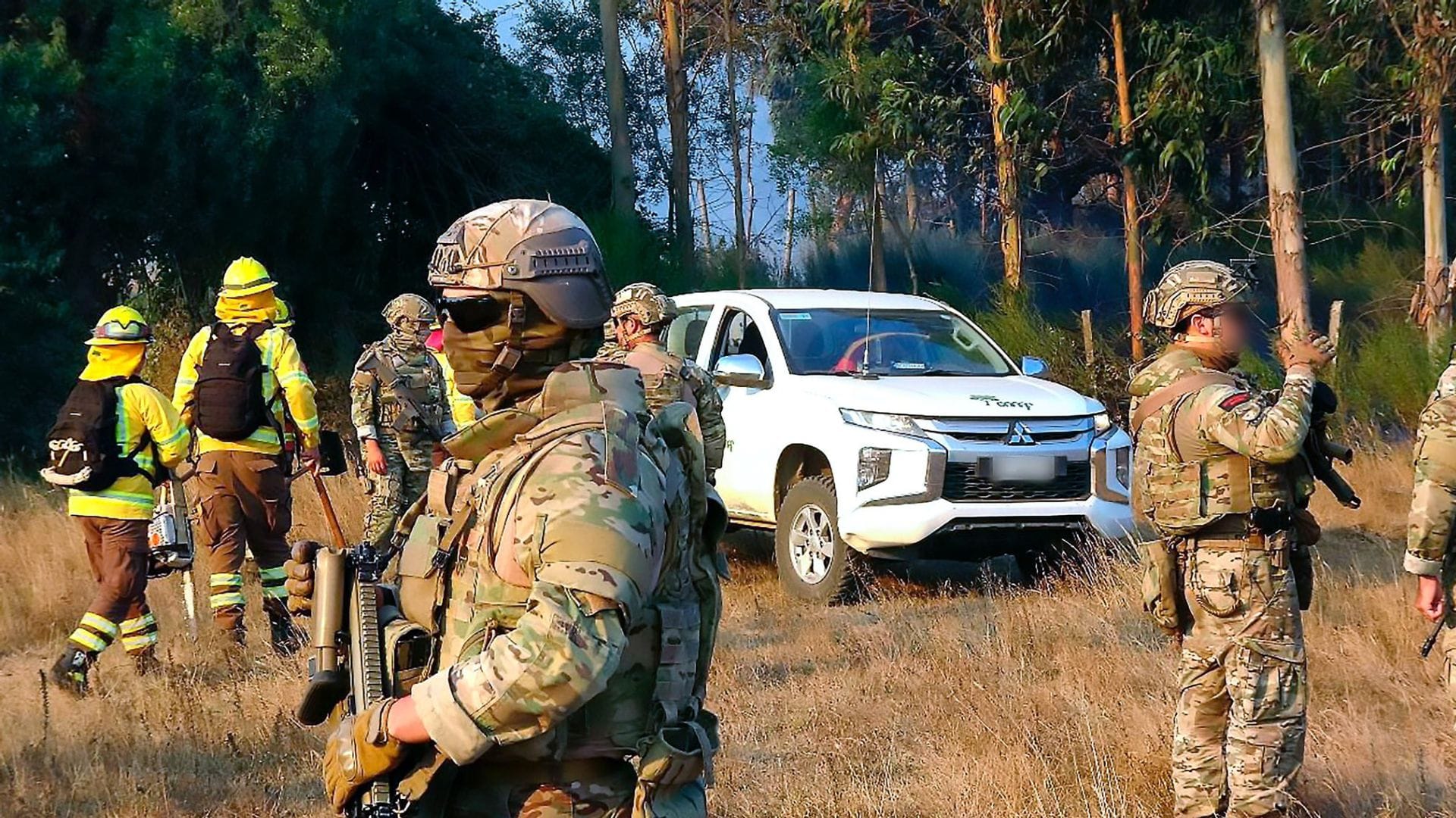 Brigadistas combaten incendio “el Malo” tras aumento de su actividad en Tirúa