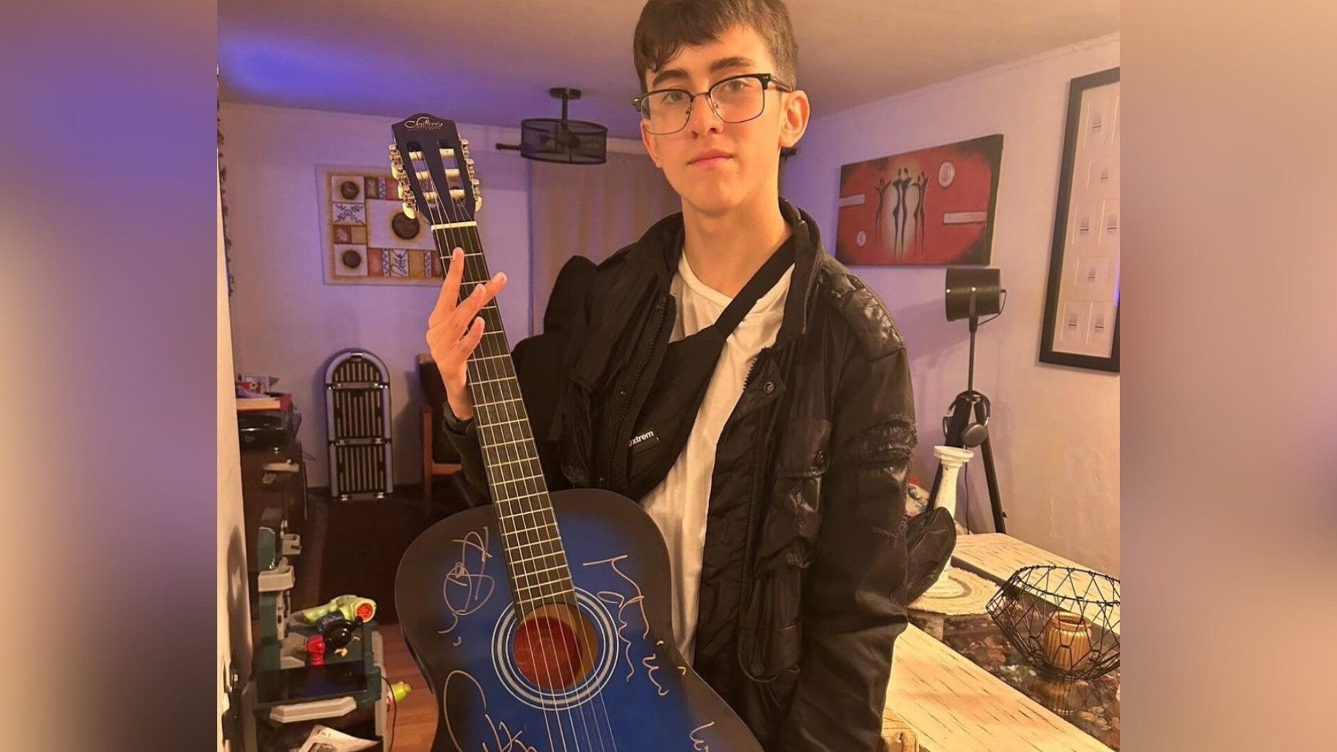 Madre e hijo avanzaron por el mar de público del Festival REC y cumplieron un sueño: Los Bunkers firmaron su guitarra
