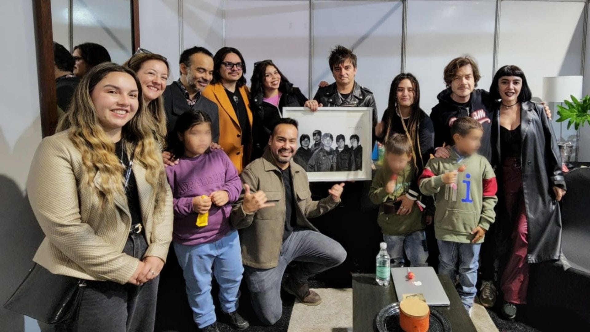 El conmovedor encuentro entre Los Bunkers y niños de residencias familiares antes de su presentación en REC 2024