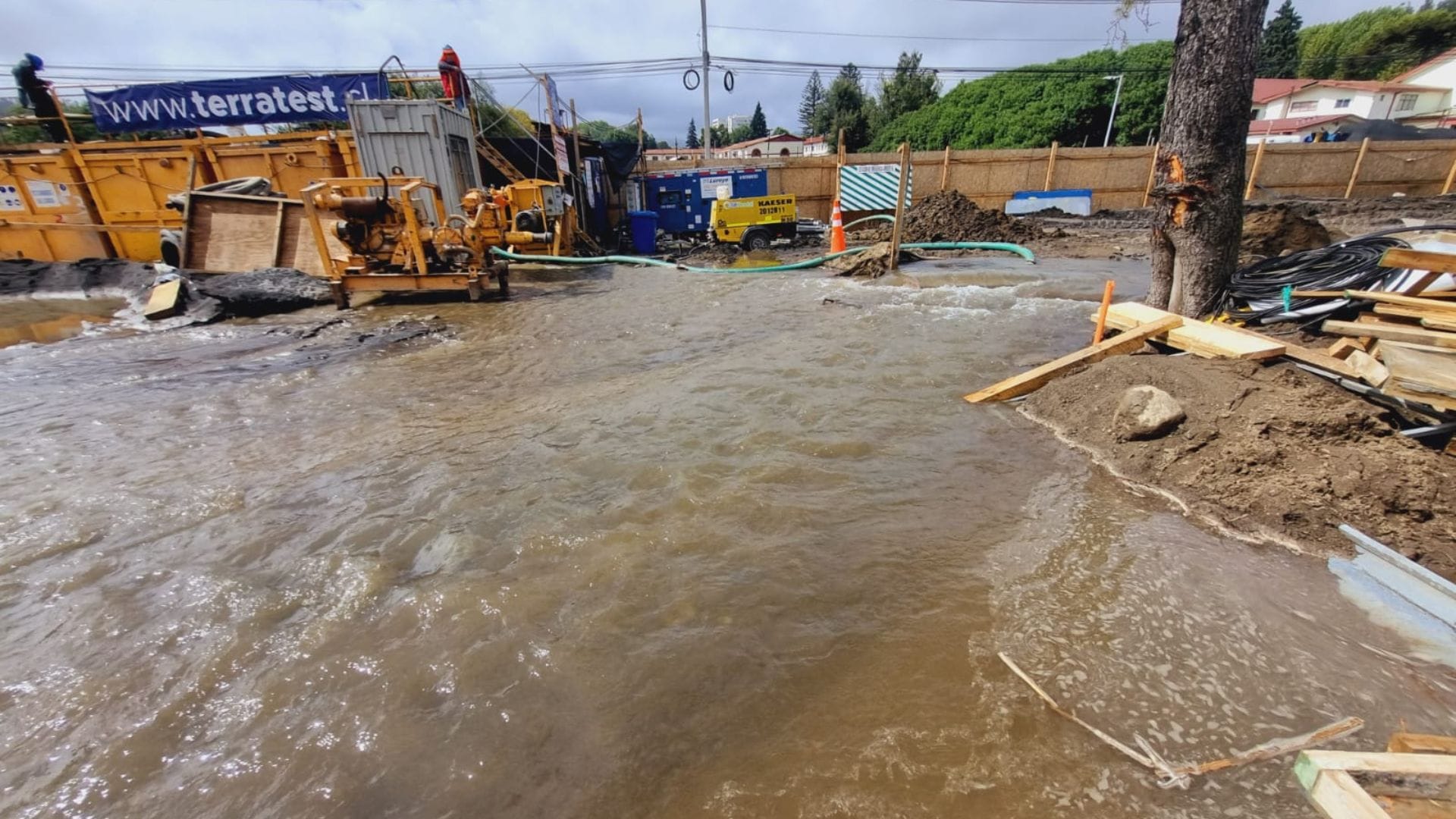 Rotura de matriz inunda sector Plaza Acevedo de Concepción y obliga a corte de agua: Más de 4 mil clientes sin el servicio