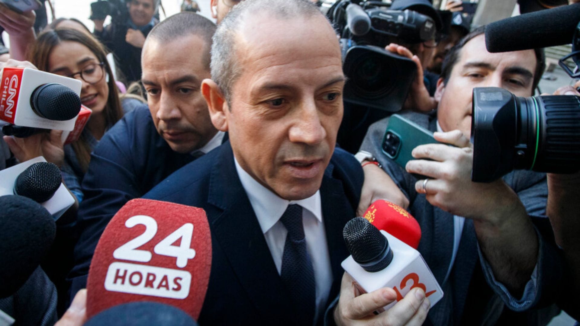 Así fue la caótica llegada del exdirector de la PDI Sergio Muñoz: Enfrenta a la justicia por violación de secreto en “Caso Audios”