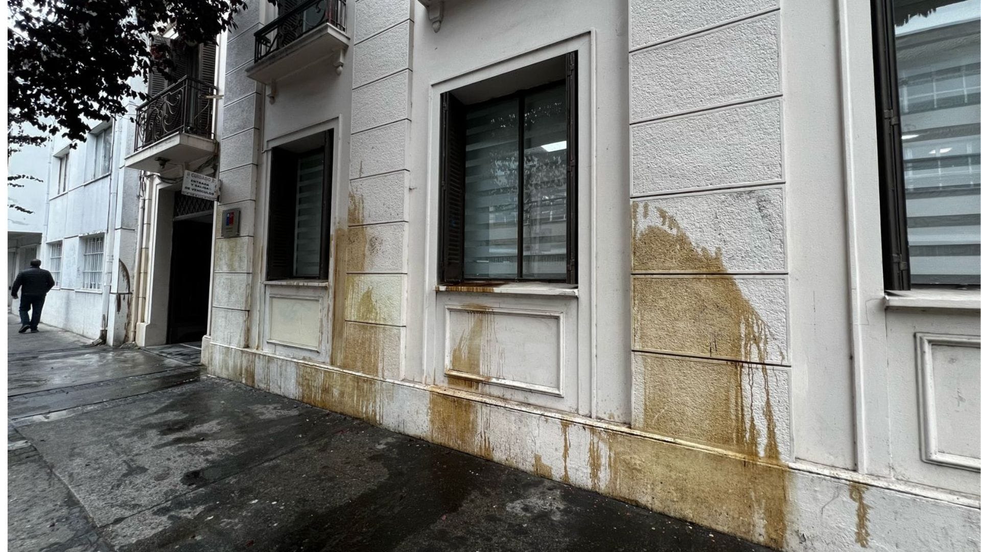 Condena transversal por ataque con aceite quemado a sede del Sernameg en Concepción