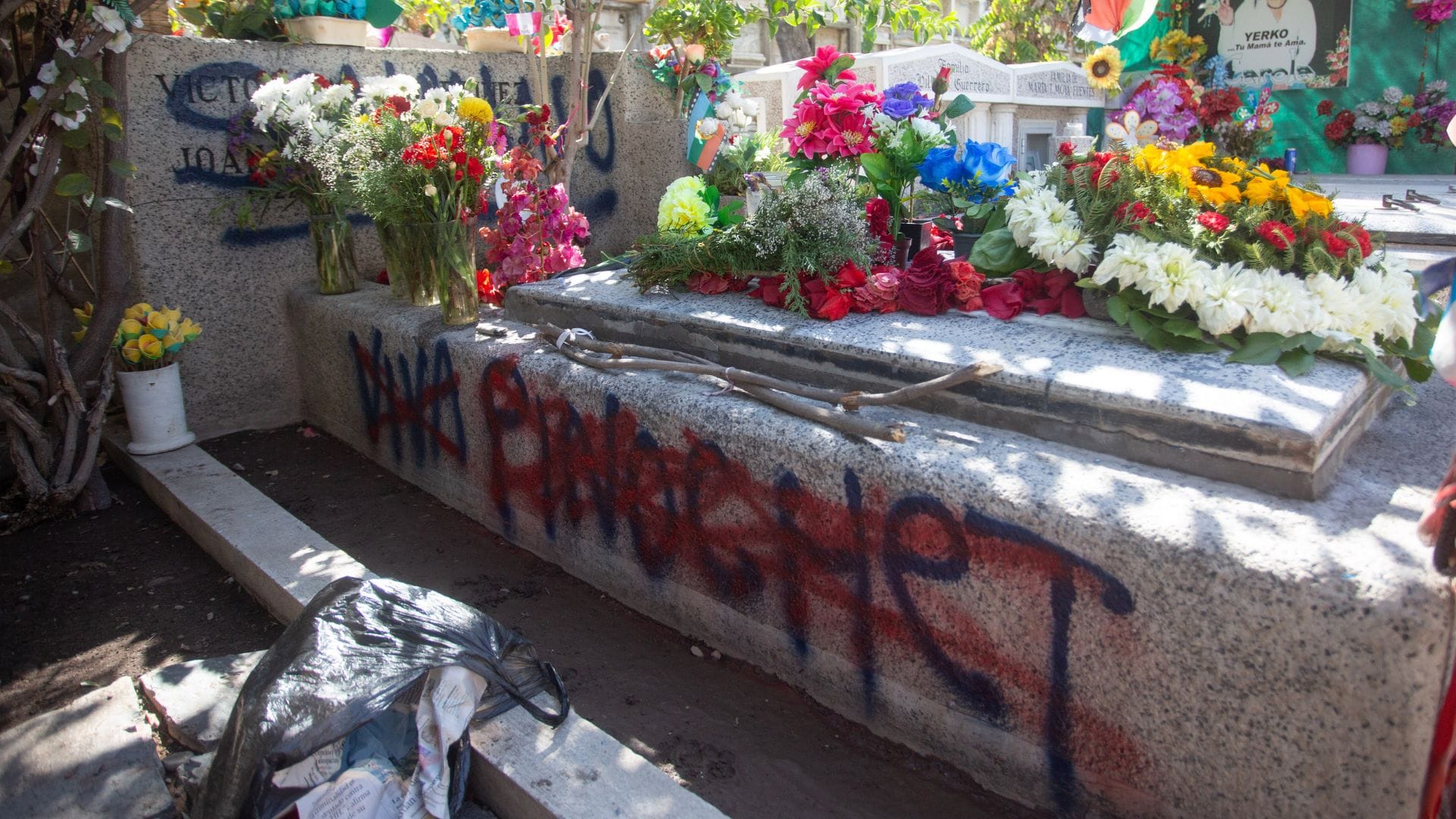 Desconocidos vandalizan tumba de Víctor Jara y Joan Turner con consignas sobre la dictadura