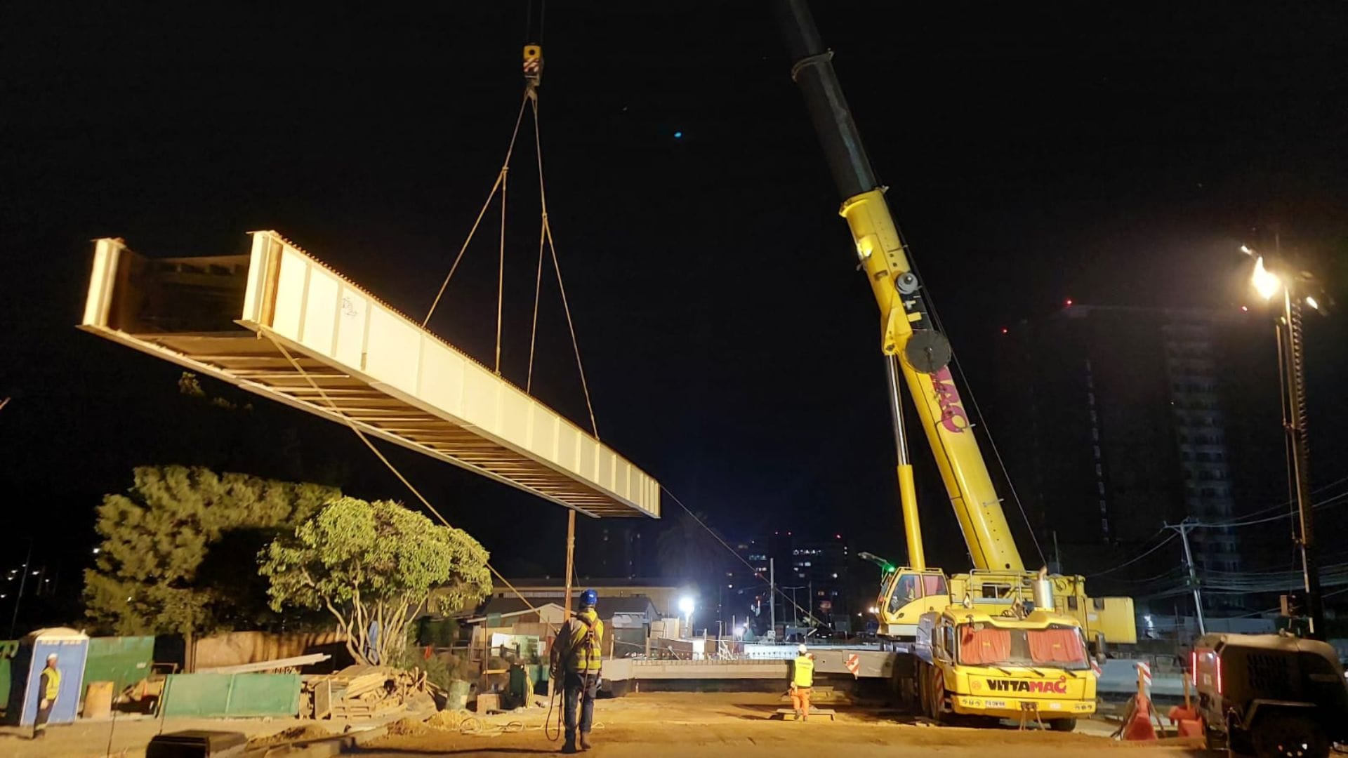 Instalan vigas del nuevo Puente Collao que cruza el estero Nonguén en Concepción