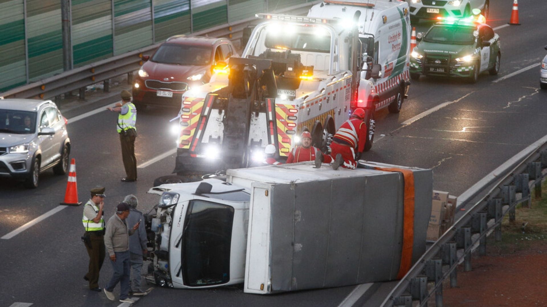 Habría ido a exceso de velocidad: Camión volcó en Autopista Vespucio Sur dejando un lesionado