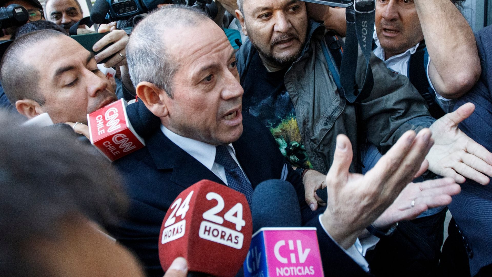 Editorial: Escoltas de Sergio Muñoz, ex jefes policiales que cometan delitos debieran perder todos sus privilegios