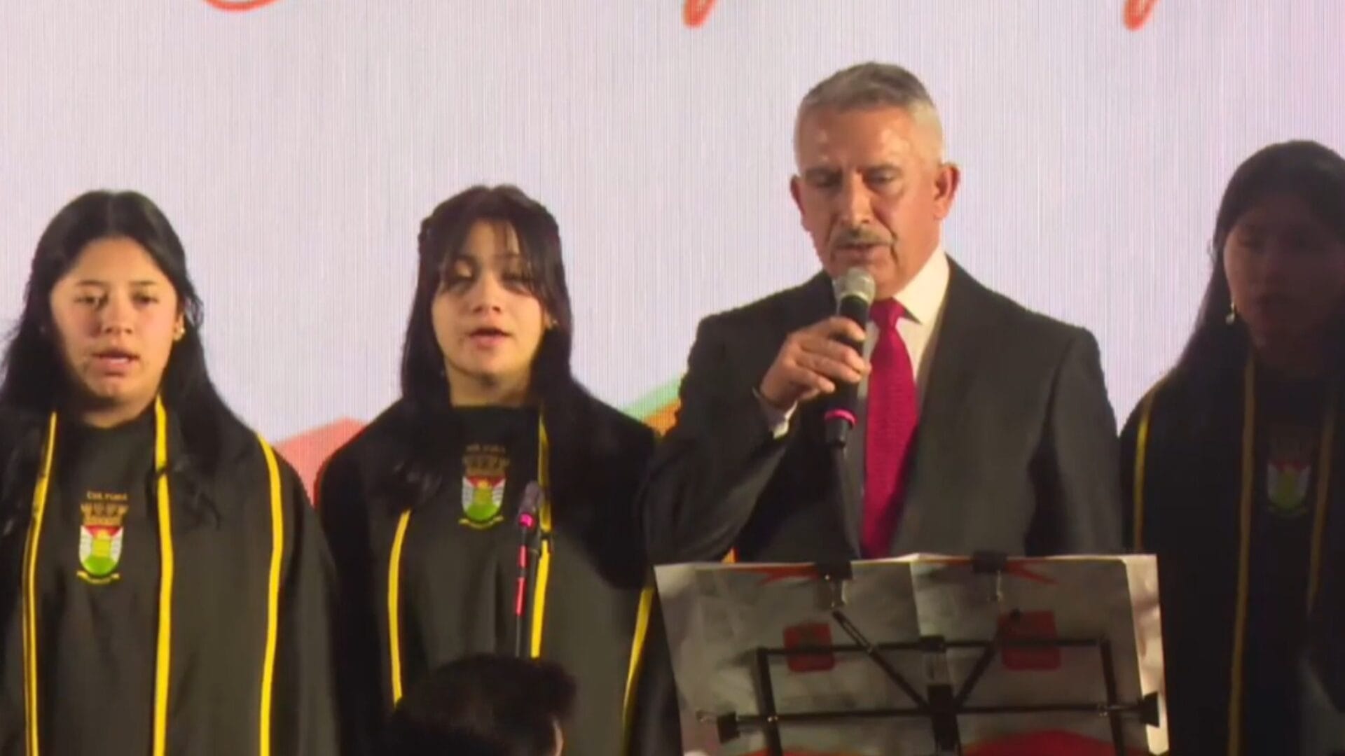 Alcalde de Chiguayante cierra su última cuenta pública cantando musical de Broadway
