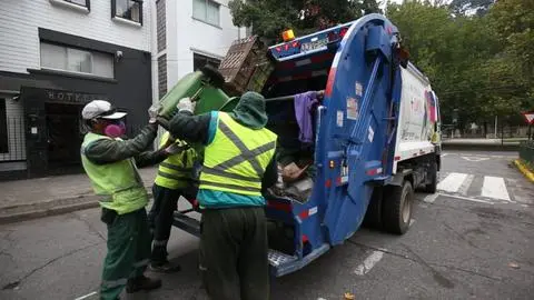 Chile avanza en dignificar la recolección de basura: ley exige mejores condiciones laborales