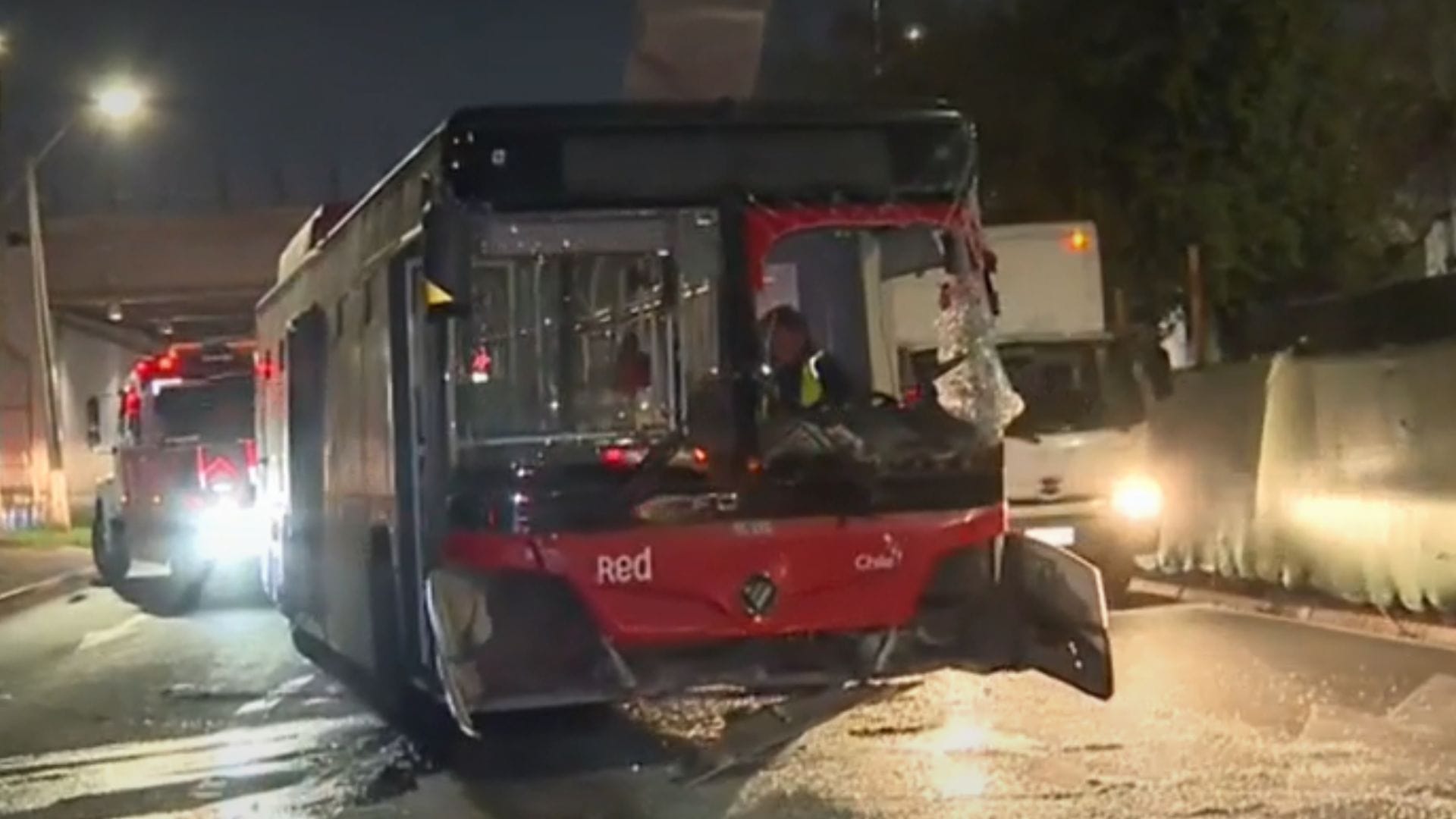 Chofer resultó con lesiones: Bus del transporte público chocó y terminó volcándose en Cerrillos