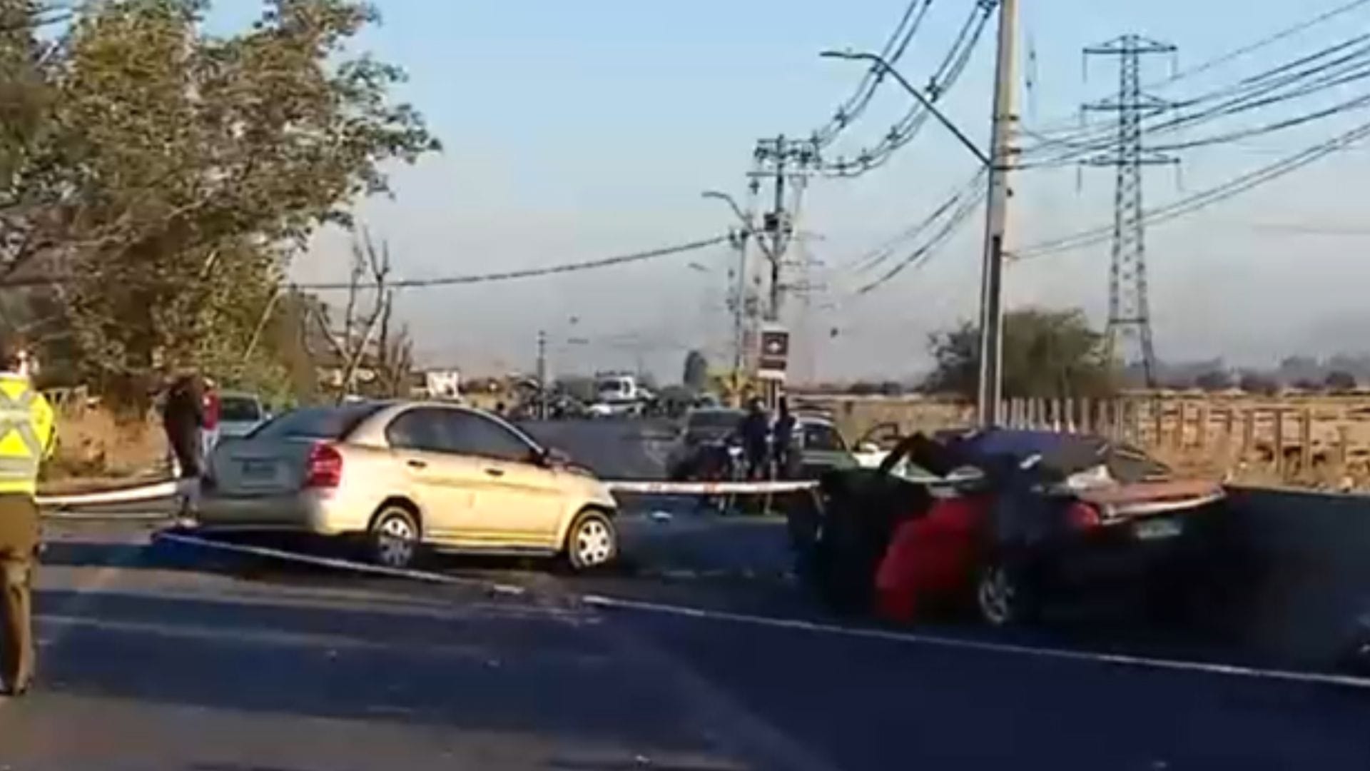 Dos choferes fallecidos tras violenta colisión frontal de automóviles en la ruta entre Lampa y Santiago