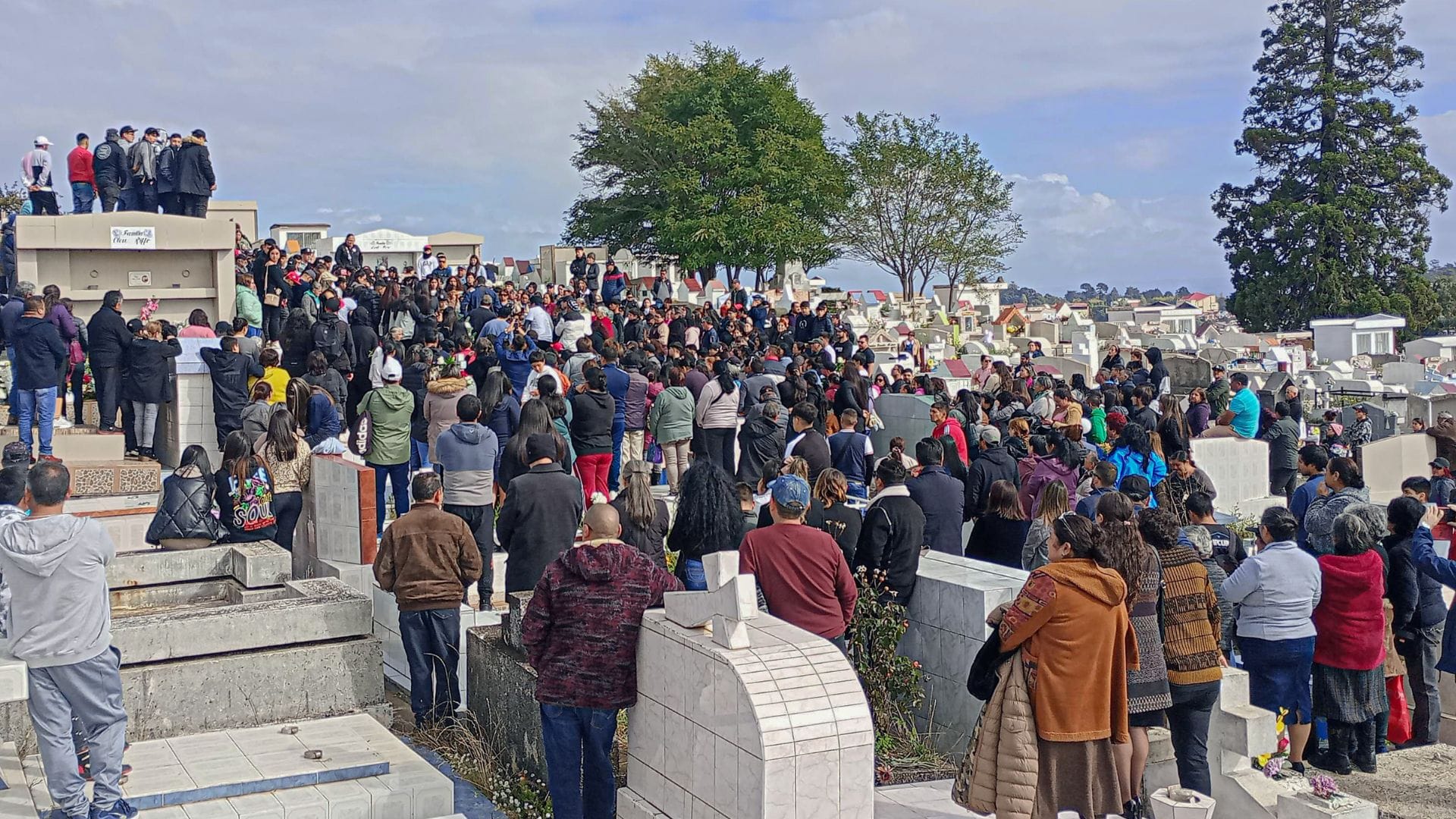 Así fue el funeral de Jeremy Venegas: Familiares, compañeros y profesores le rinden homenaje en Lota