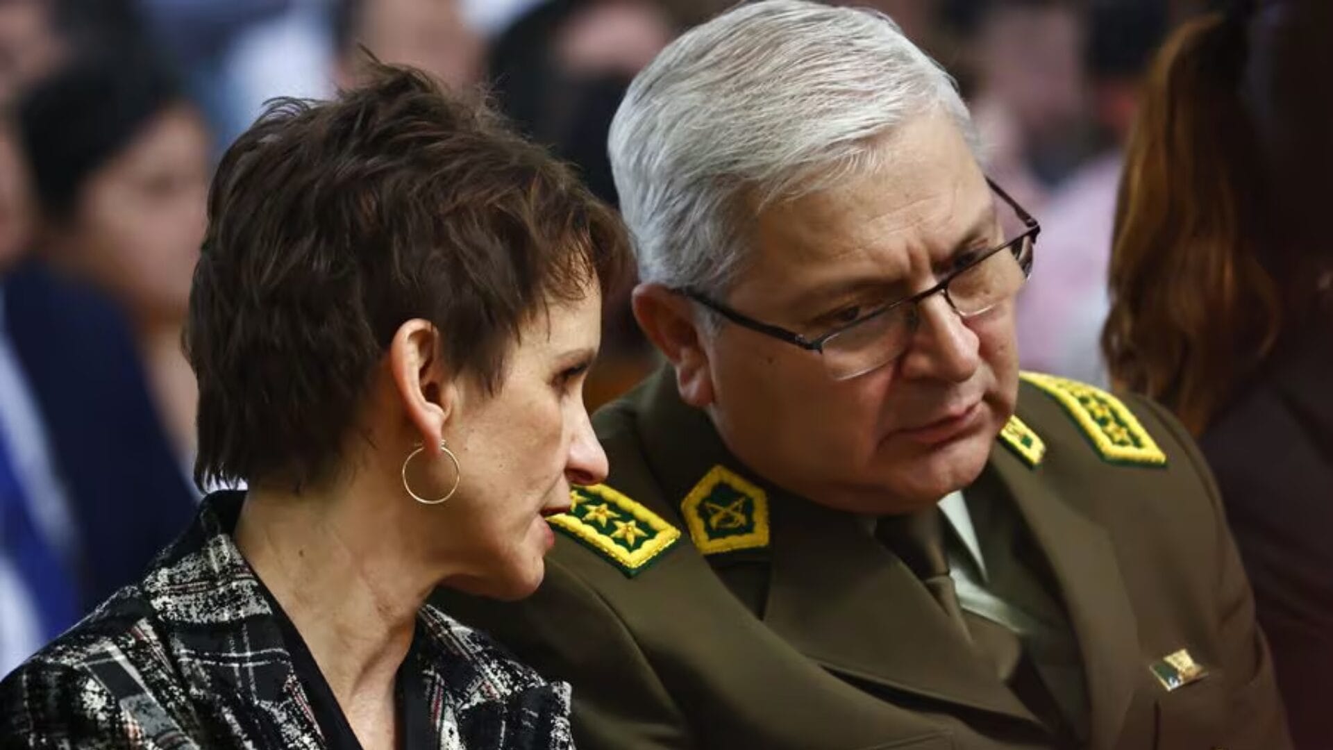 “No es el momento de debilitar ni mover a las figuras claves”: Ministra Tohá se abre a permanencia del general Yáñez tras atentado en Cañete