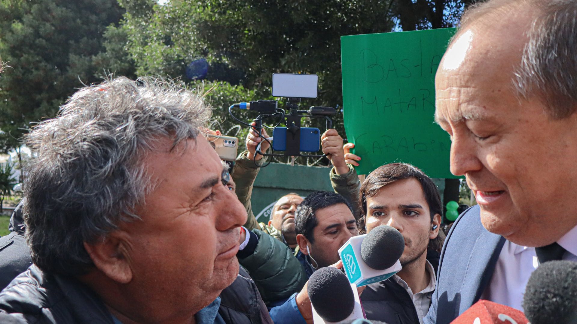 Tensión en comisaría de Los Álamos: Vecinos increpan al Fiscal Nacional por asesinato de carabineros