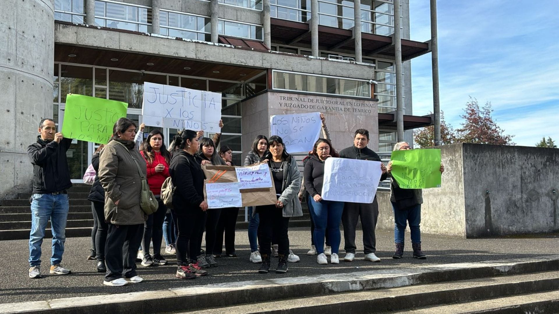 Incidentes en audiencia: Intentan agredir a auxiliar de colegio acusado de abuso a menores en Temuco