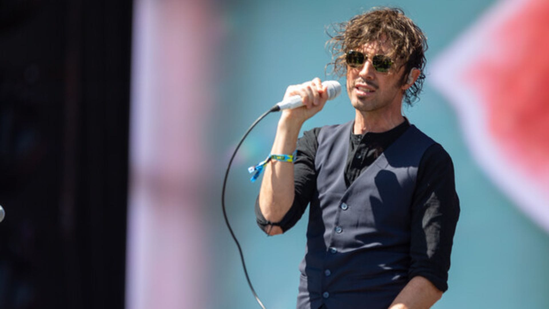 Grave acusación contra vocalista de Glup!: Intentó besar sin su consentimiento a conocida animadora durante evento
