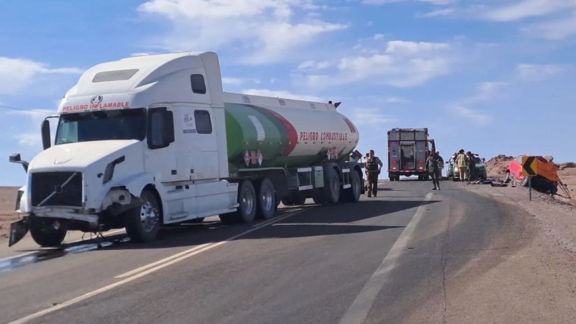 Auto traspasó eje central de la calzada: Tres personas fallecidas deja colisión frontal con camión en ruta entre Tocopilla y Calama
