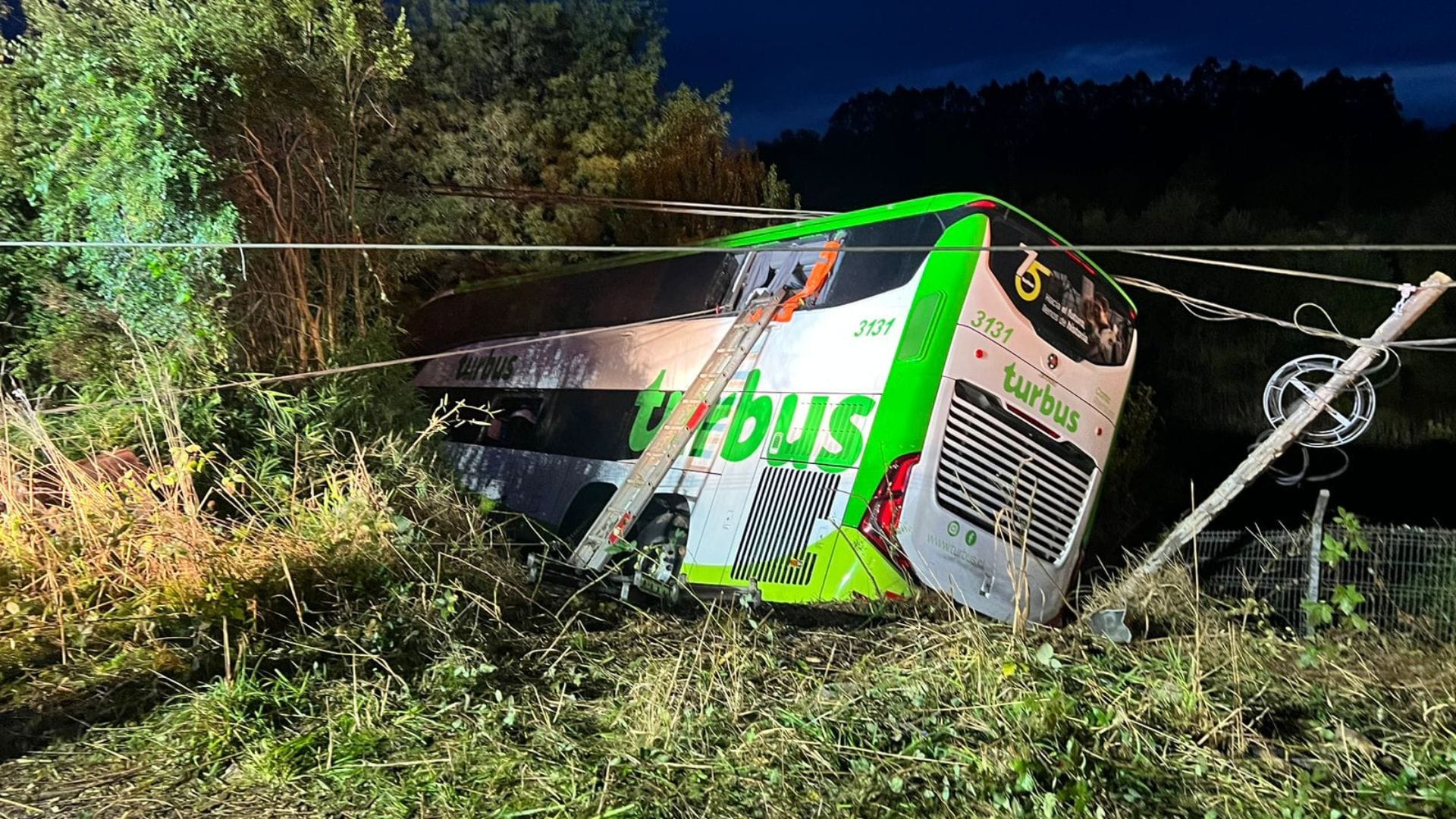 Bus de dos pisos colisionó de frente con otro vehículo: Un fallecido y 15 heridos deja grave accidente en ruta de la región de Los Ríos