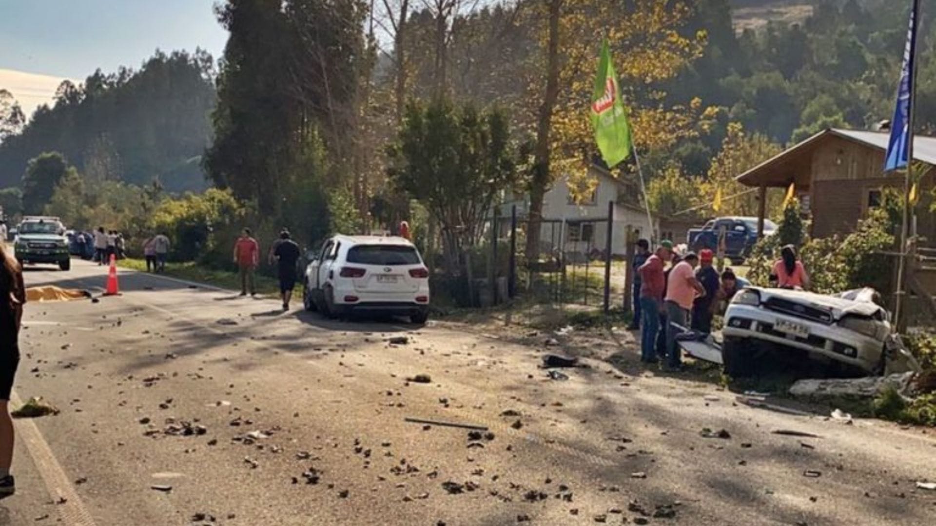 Tres vehículos involucrados: Conductor muere al salir eyectado tras colisión frontal de alta energía en ruta de la Región de Los Ríos