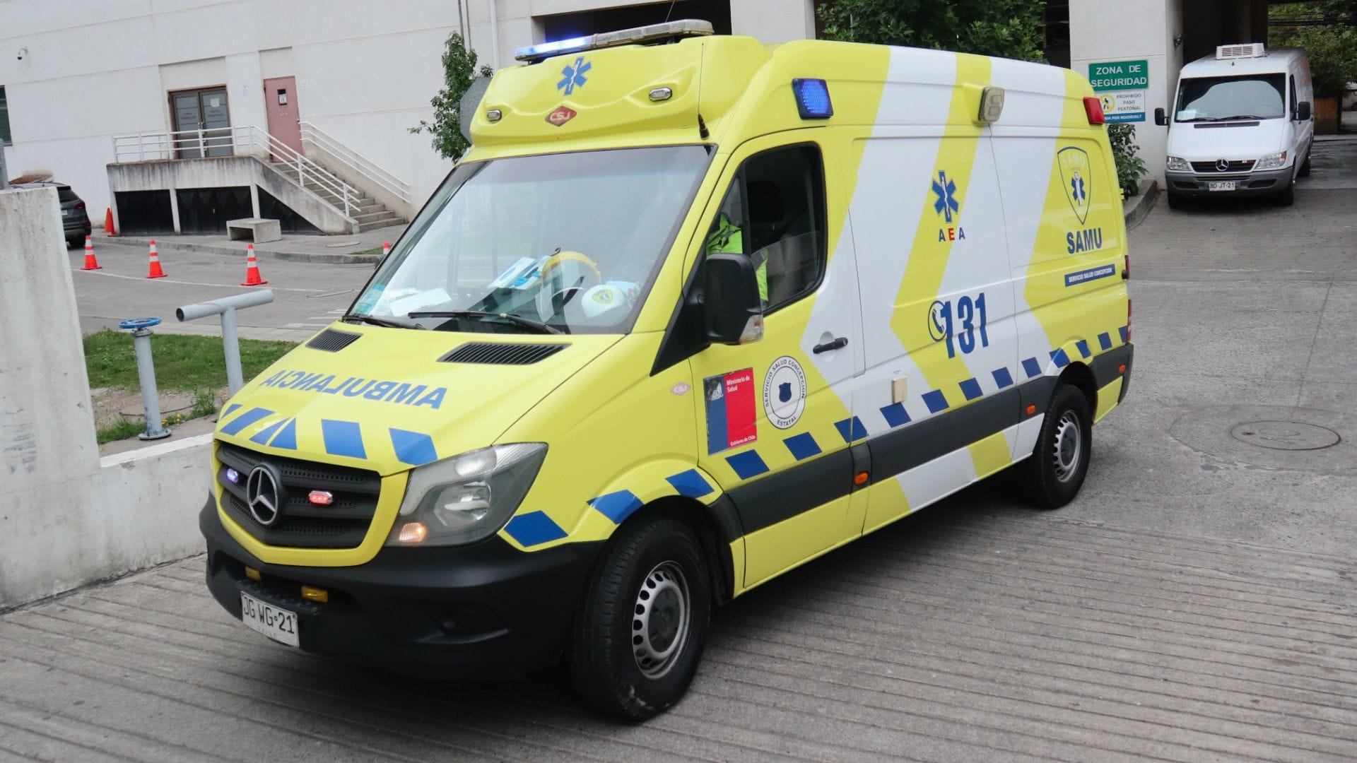 Joven madre no alcanzó a llegar al hospital: Bebé nace en plena vía pública al interior de una ambulancia en Yumbel