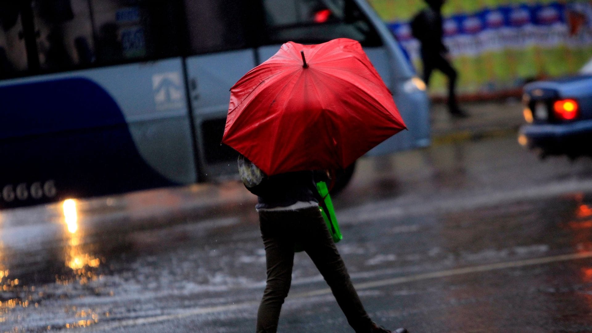 Vuelve la lluvia a Concepción y el Biobío: ¿a qué hora y cuánta agua caerá esta semana en la zona?