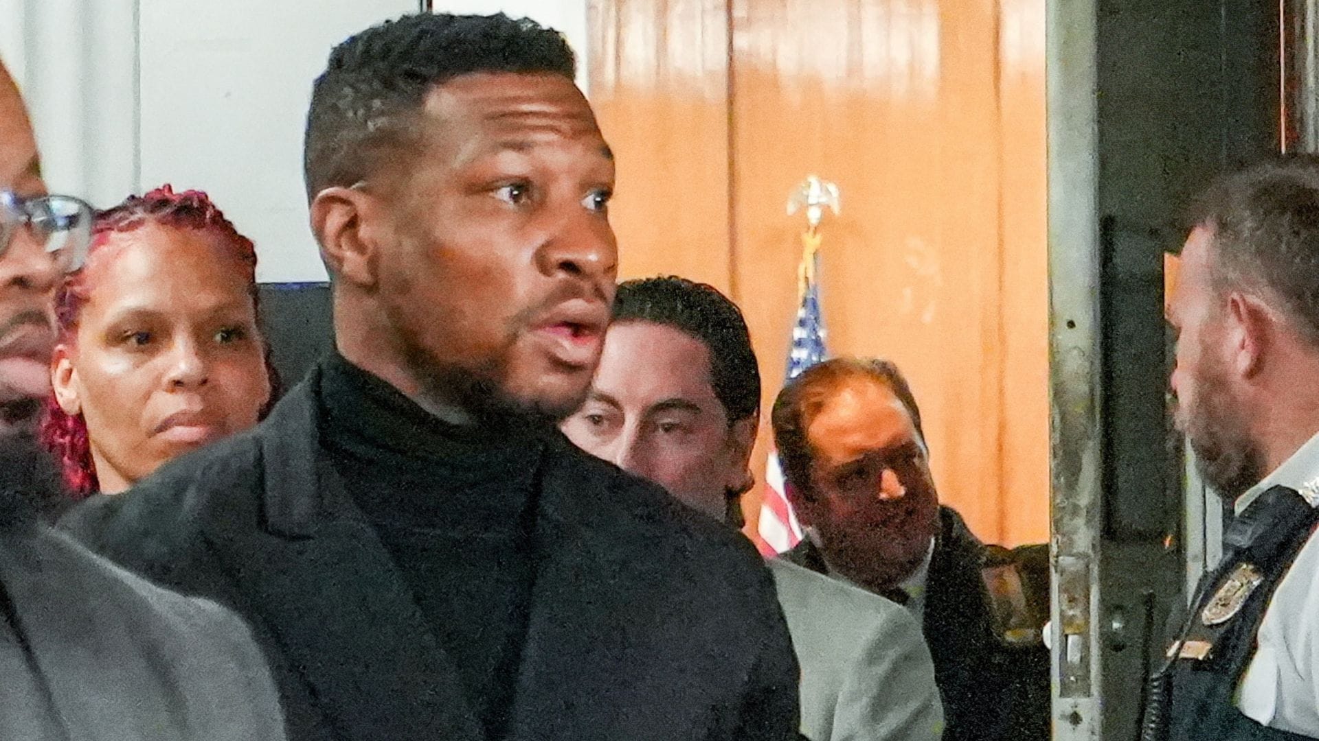 Jonathan Majors no irá a la cárcel tras condena por agredir a su expareja