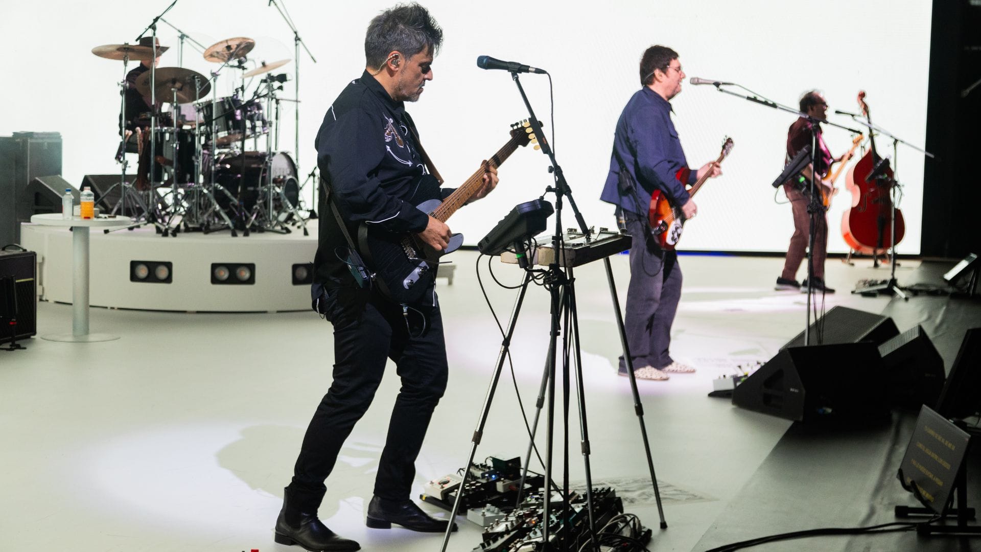24 años no son nada: Los Tres vuelven a los escenarios en un show marcado por las cuecas y los clásicos