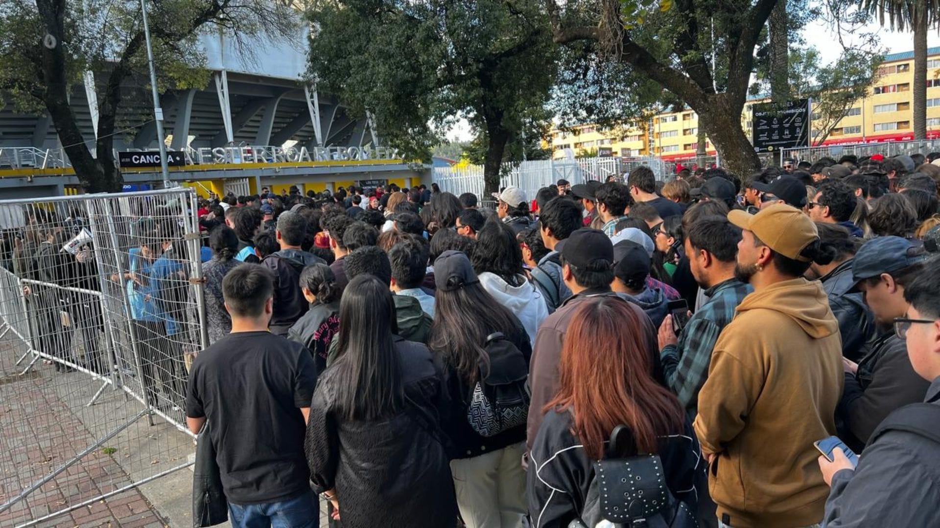 La previa de “La Revuelta” de Los Tres en Concepción: Penquistas repletan Estadio Ester Roa Rebolledo
