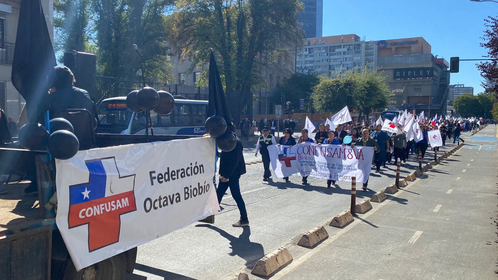 Gremios de la salud marcharon por Concepción reclamando por retrasos de incentivo al retiro y despido de funcionarios municipales