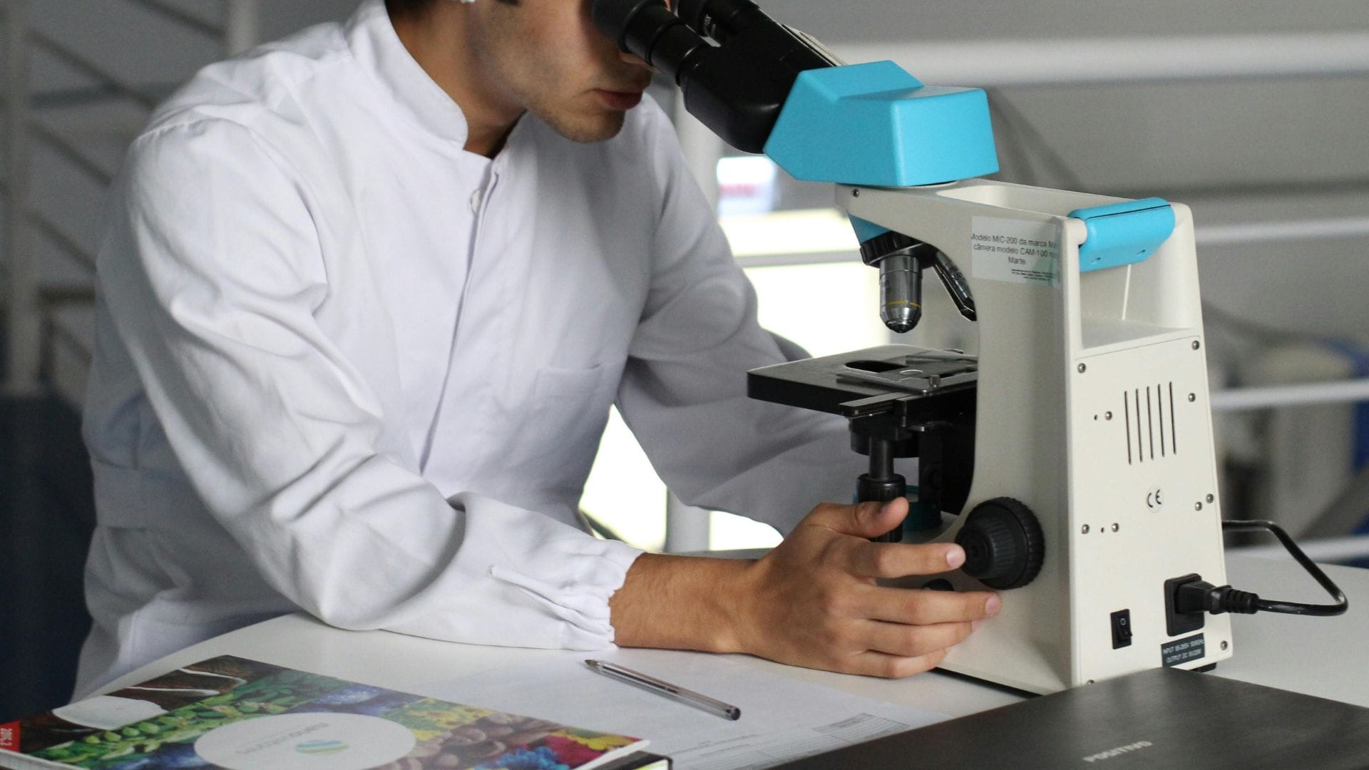 Experto explica los efectos de la bacteria Streptococcus Pyogenes que afectó a menor fallecido en Chillán