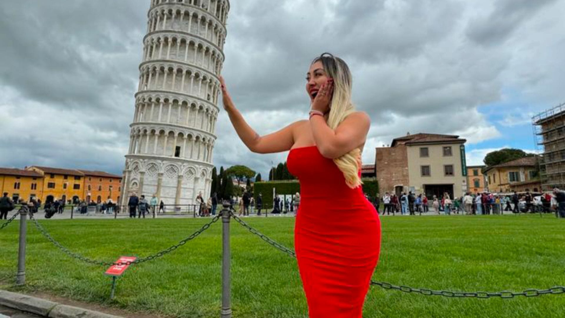 La tildaron de “ordinaria” y “rasca”: Naya Fácil se llenó de críticas por polémico registro en la Torre de Pisa