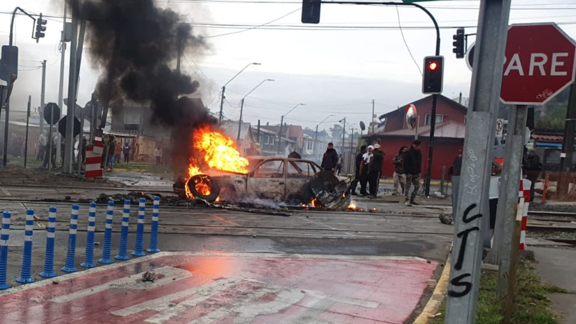 Pescadores queman bote y dejan auto en llamas sobre vía ferrea en Coronel: Protestan por crisis de la sardina