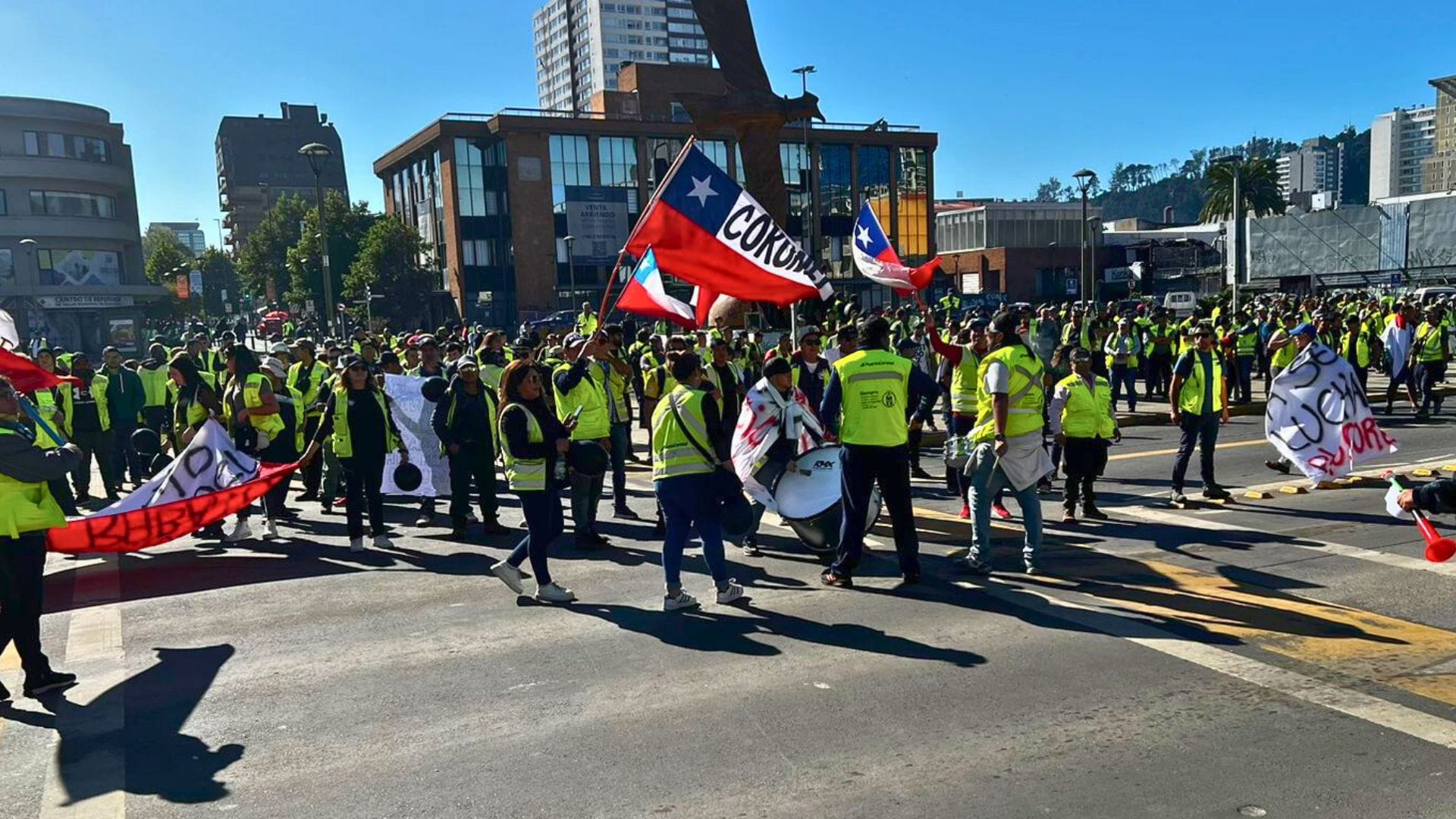 Portuarios llegan al centro de Concepción en día de protesta nacional