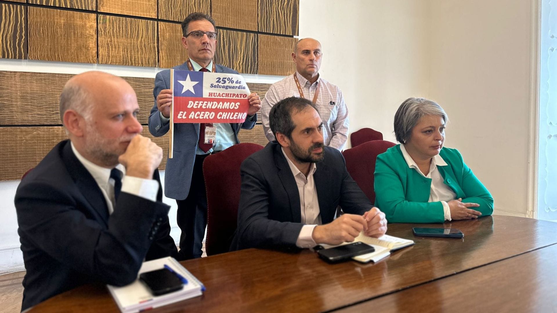 Trabajadores advierten a La Moneda un “terremoto social” de cerrarse Huachipato