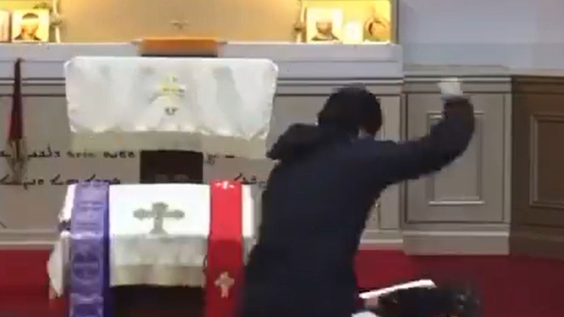 Sacerdote cristiano y feligreses apuñalados durante misa que se transmitía en vivo