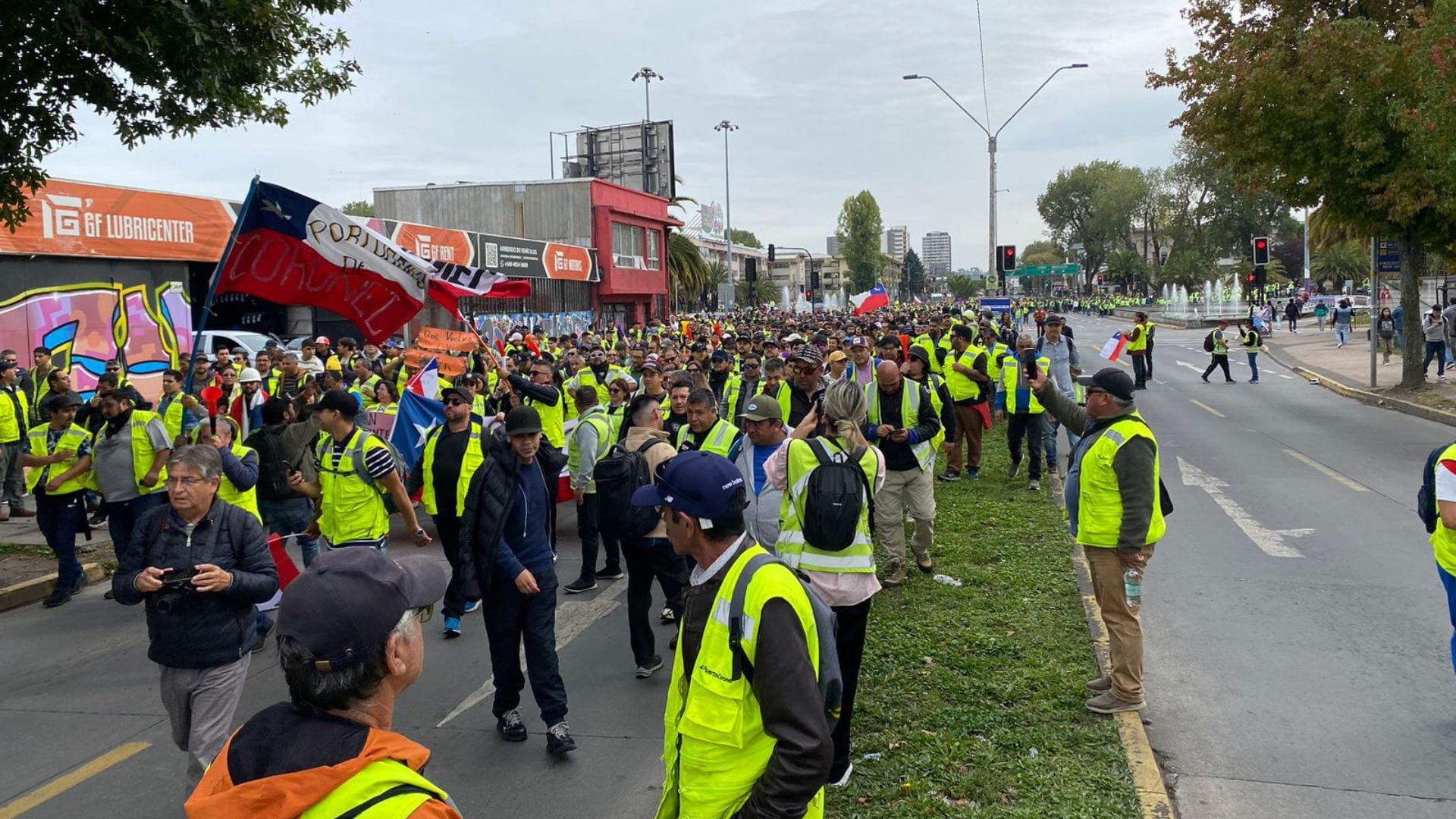 Trabajadores portuarios se unen y realizan masiva marcha en Concepción: Apoyan a sus colegas de Coronel