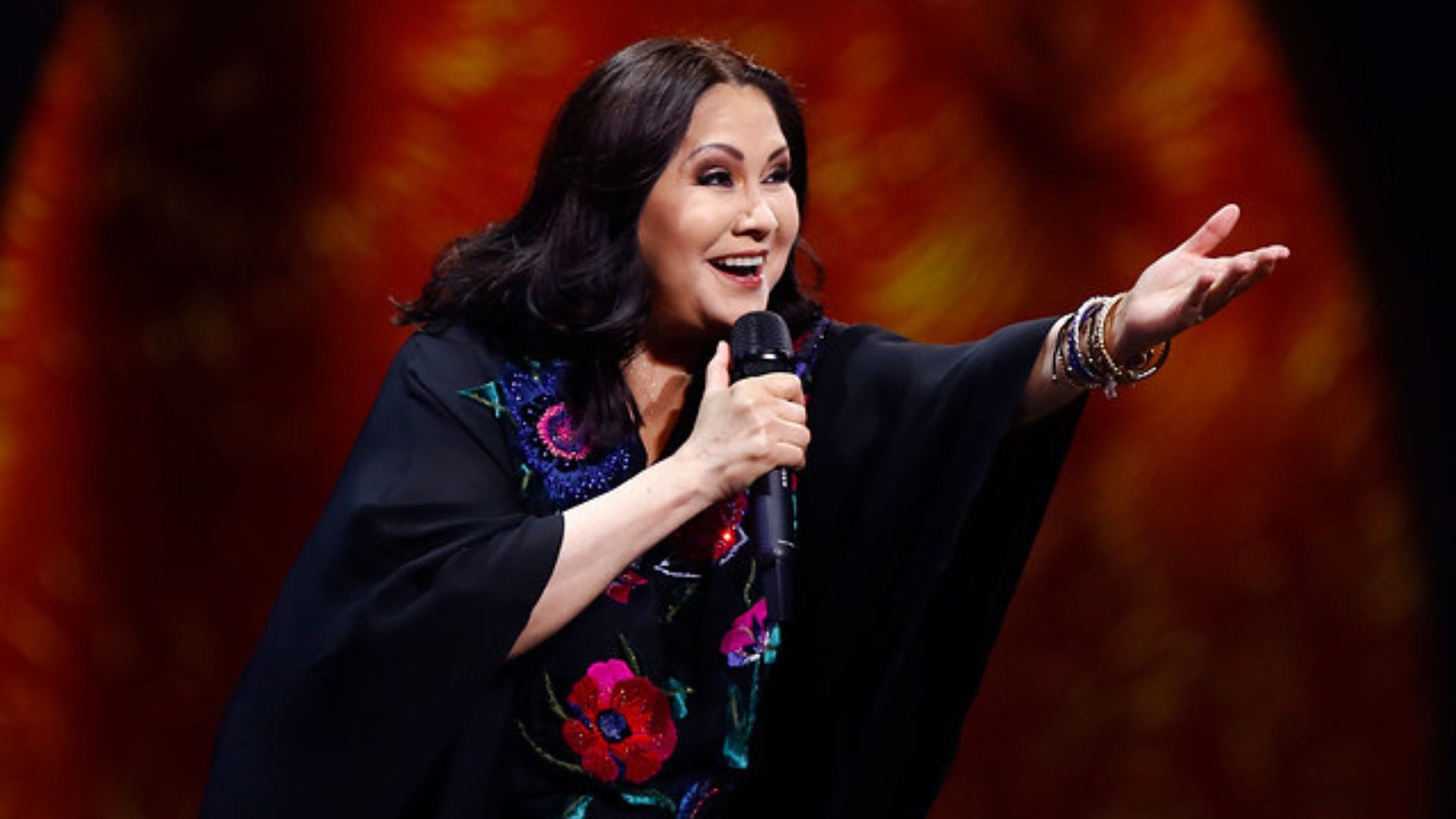 Cuadro severo de influenza obliga a postergar concierto de Ana Gabriel en Santiago
