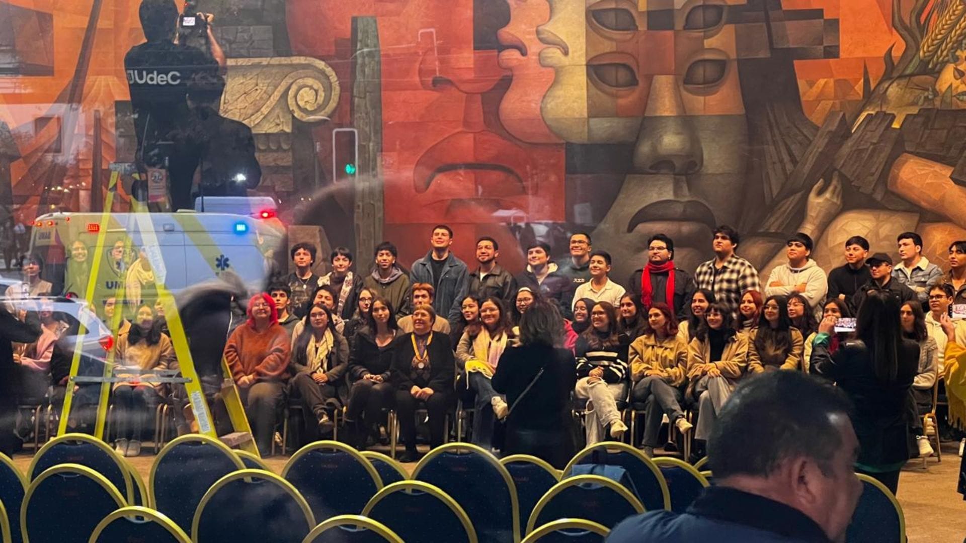 Visita de Bachelet a la UdeC incluye condecoración y criticas al avance de la ultra derecha: Reaviva la carrera municipal en la izquierda penquista
