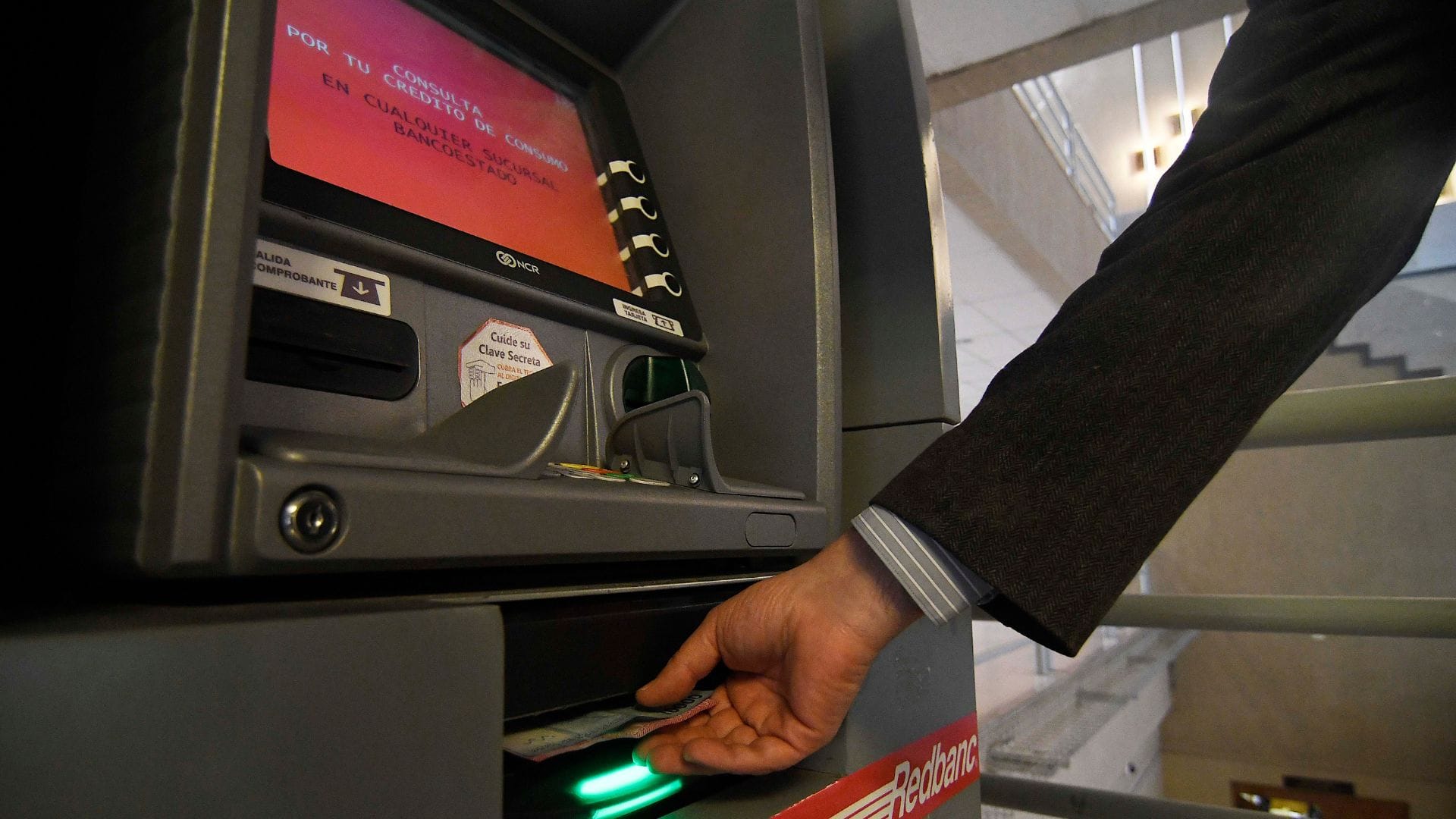 Alertan de nueva estafa en cajeros automáticos con dispositivo “contactless”: ¿Cómo funciona?