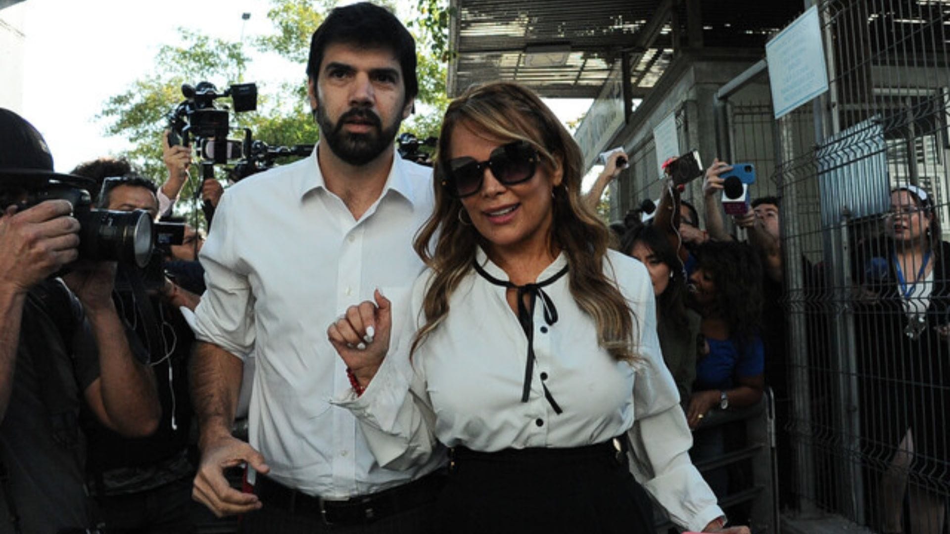 Destapan millonarios traspasos en criptomonedas entre Joaquín Lavín Jr e hijo de Cathy Barriga