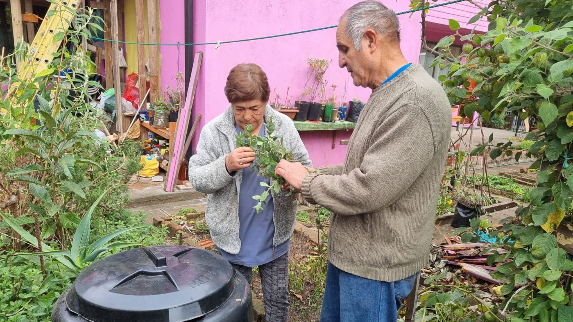 Más de 500 familias de Tomé fueron beneficiadas con la entrega de composteras gracias a proyecto de Camanchaca