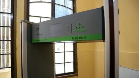 Pórticos detectores de metales en colegios se podrán instalar tras cambios en la regulación en Chile