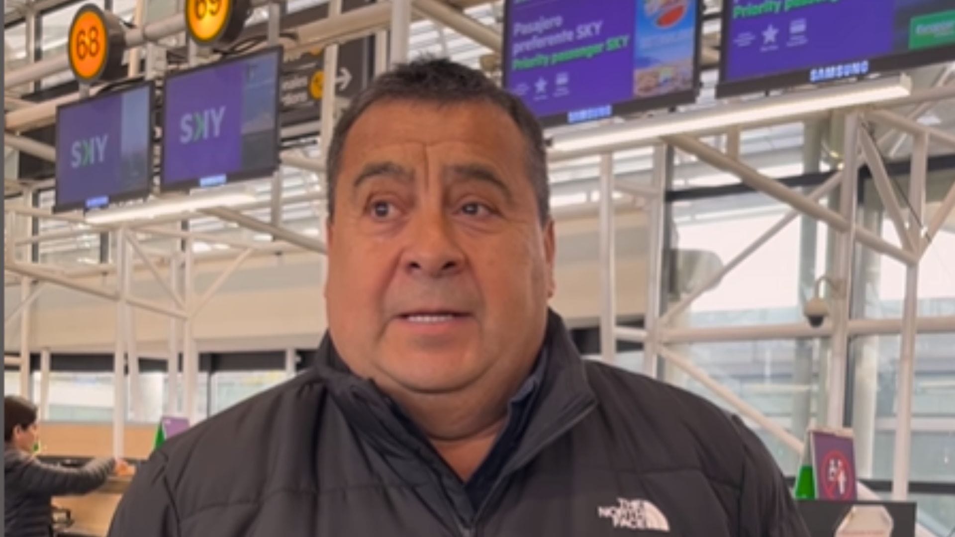 “¡Qué vergüenza!”: Dino Gordillo estalla contra aerolínea acusando pésimo servicio tras incidente