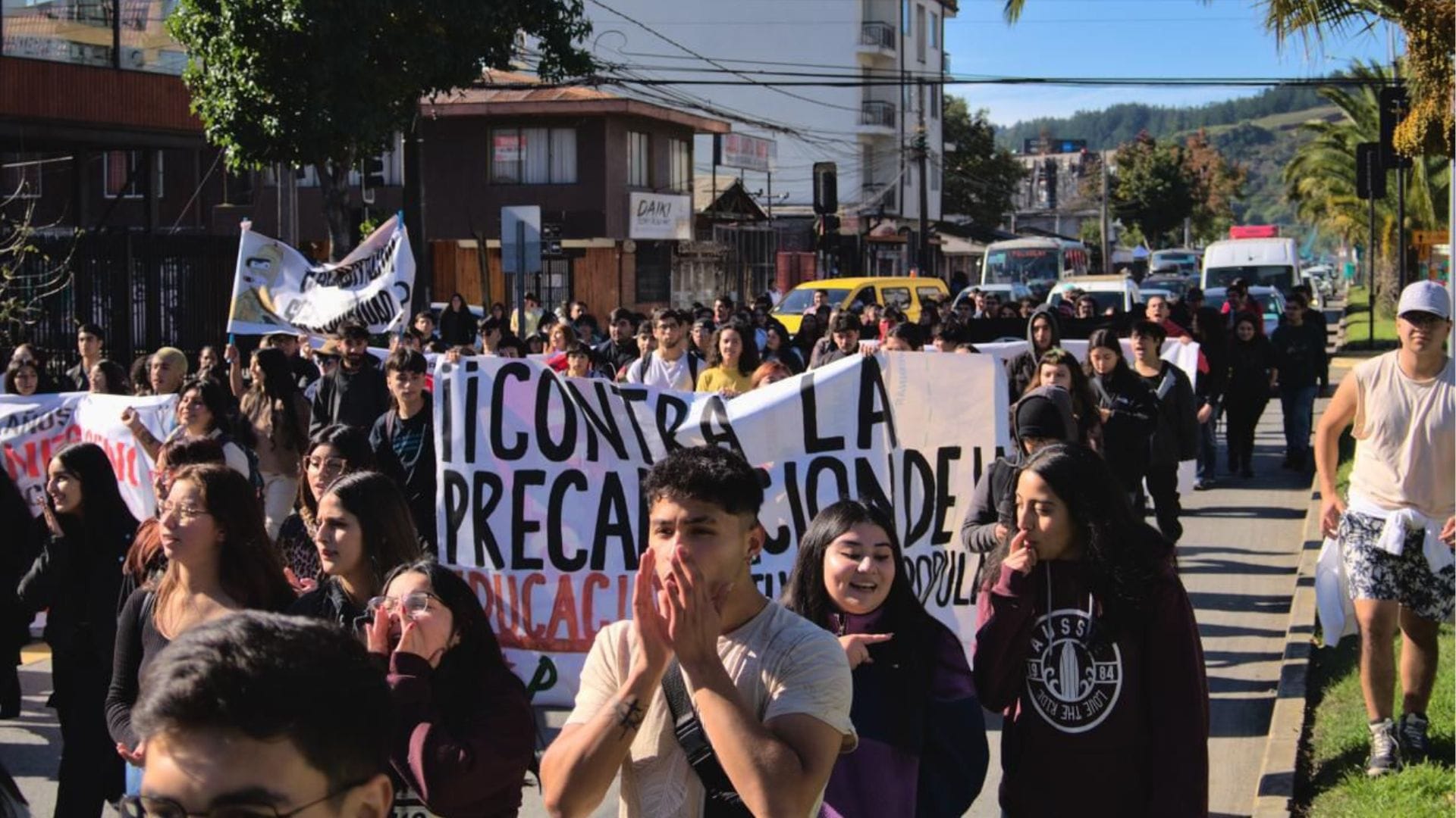 “Estamos hartos y no escuchan”: Estudiantes UBB marchan en Concepción clamando por seguridad tras abusos y robos en su campus