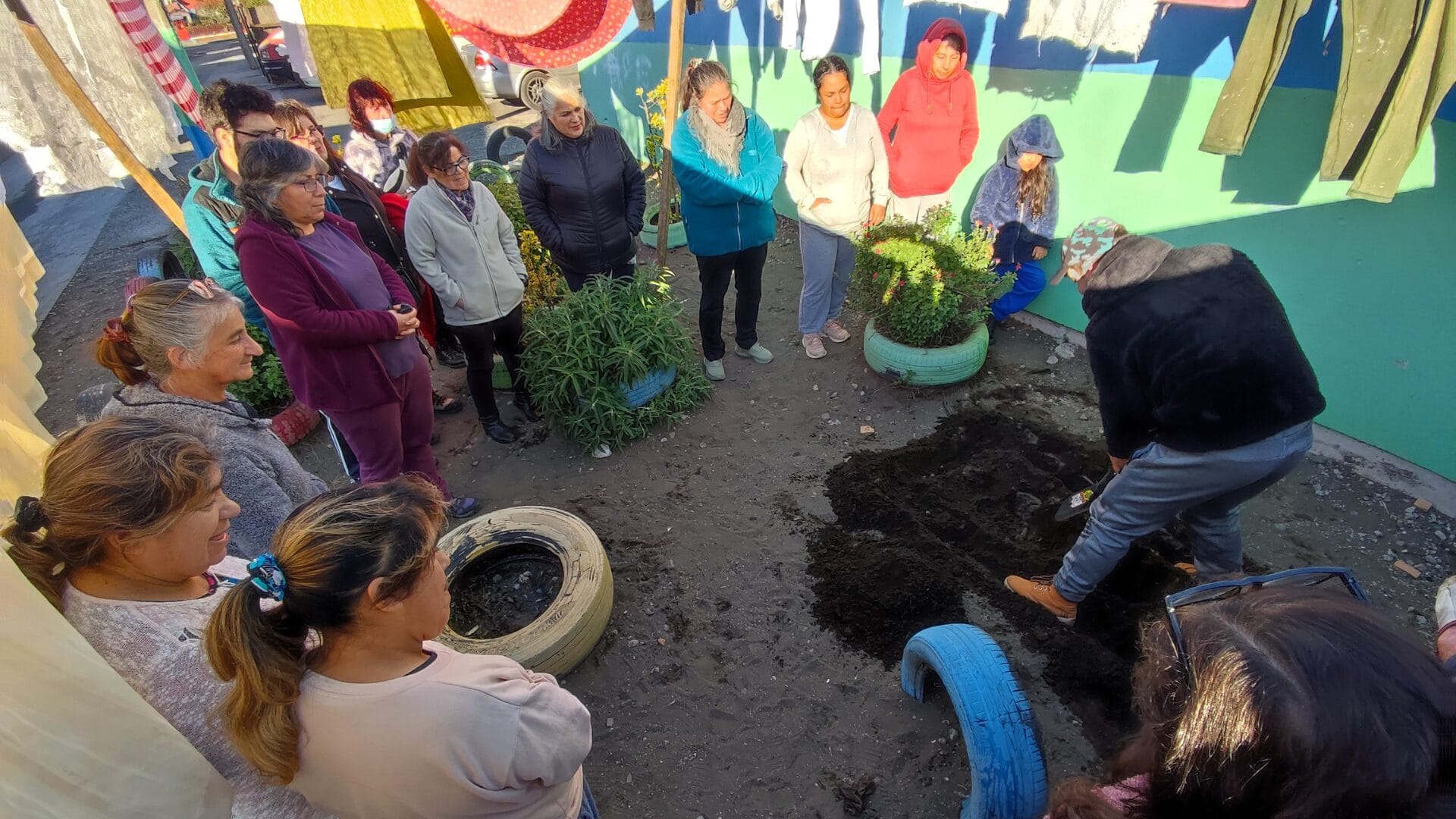 Familias de Villa Evangelista de San Pedro de la Paz avanzan con cursos gratuitos de autocuidado y huertos orgánicos